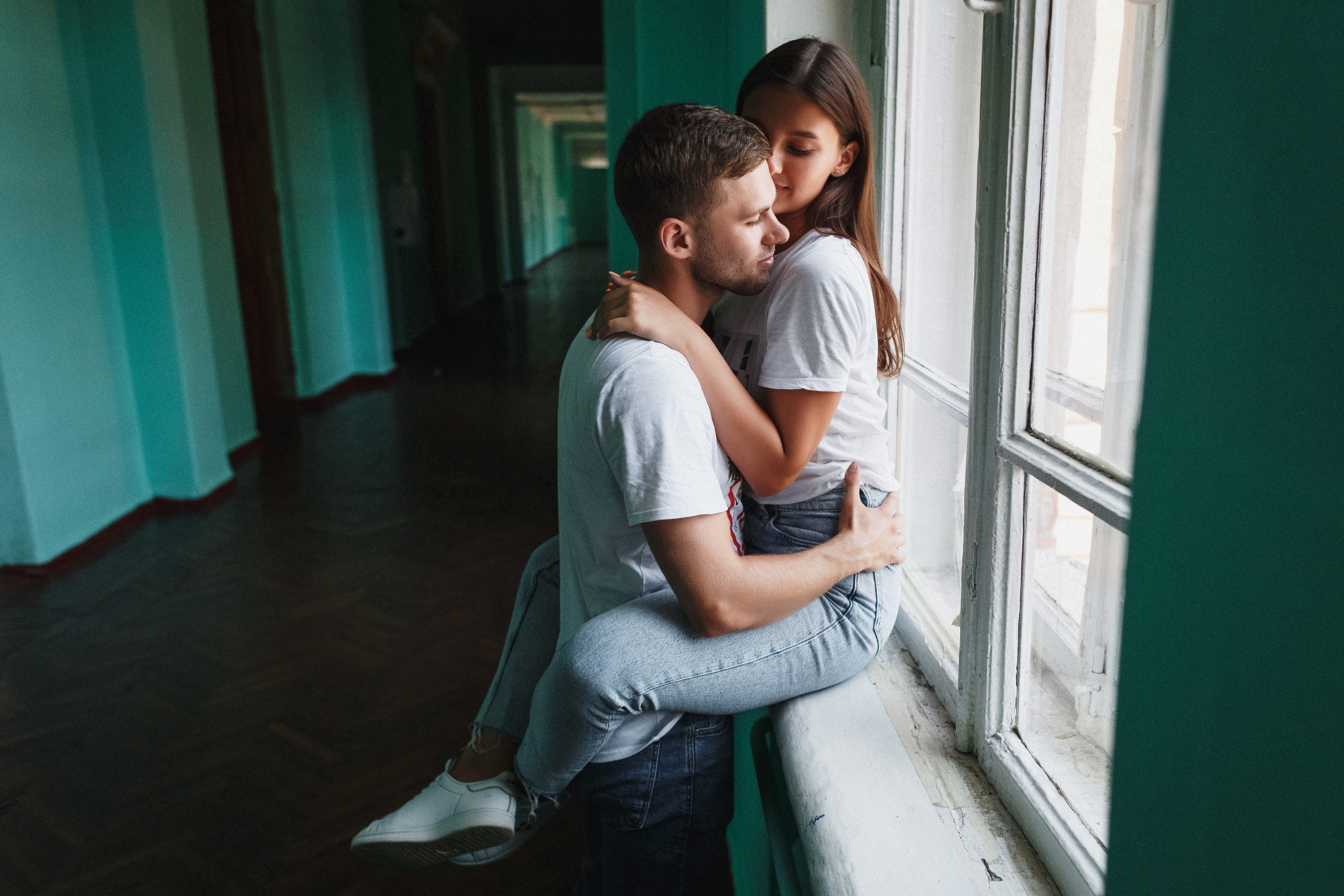 Захар и Дина: романтическая фотосессия в Таганроге на фоне школы. Свадебный и семейный фотограф в Таганроге Бакарюк Антон