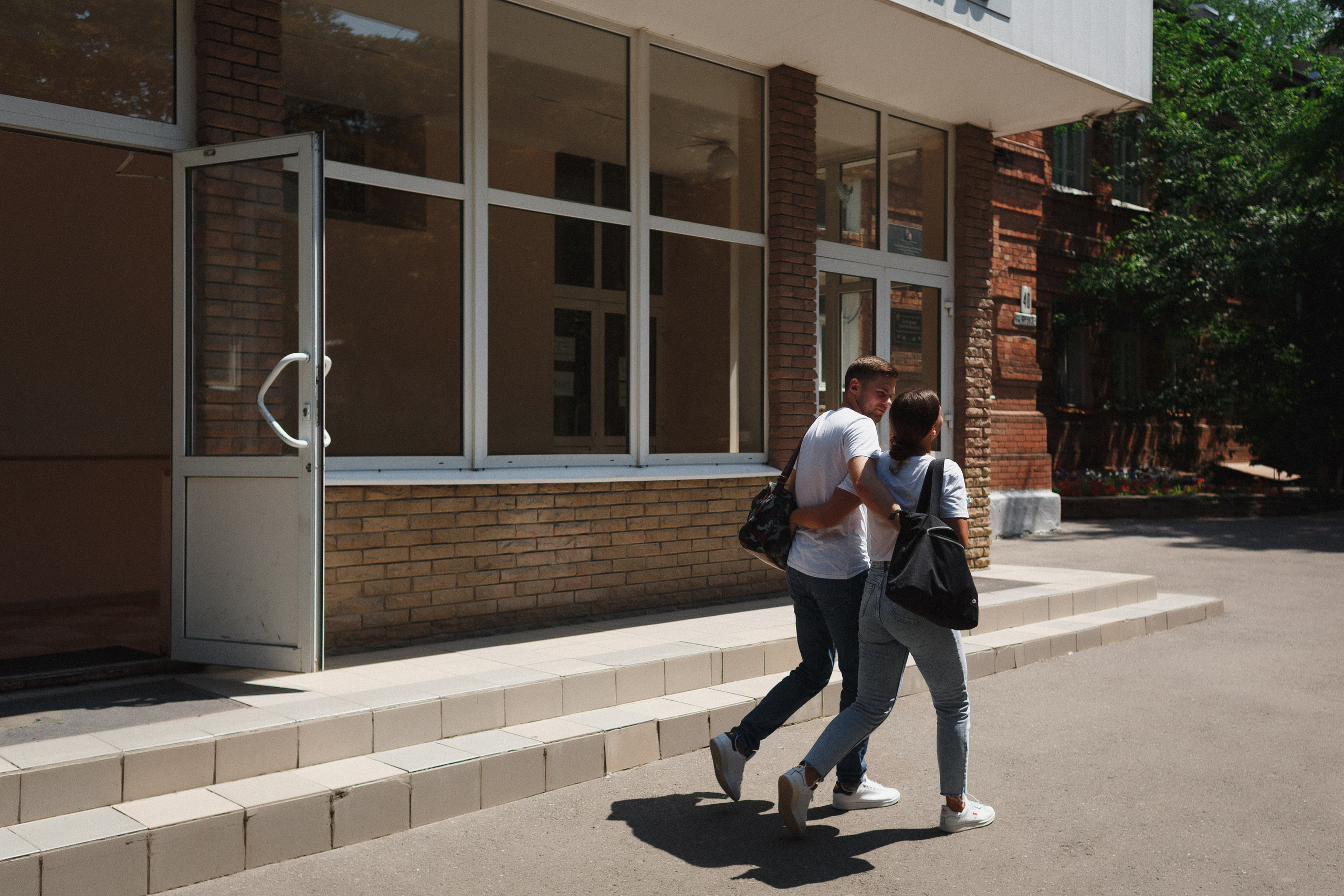 Захар и Дина: романтическая фотосессия в Таганроге на фоне школы. Свадебный и семейный фотограф в Таганроге Бакарюк Антон