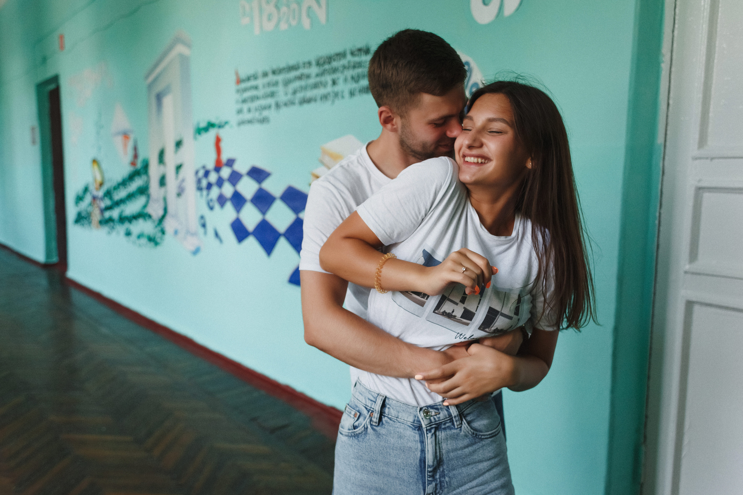 Захар и Дина: романтическая фотосессия в Таганроге на фоне школы. Свадебный и семейный фотограф в Таганроге Бакарюк Антон