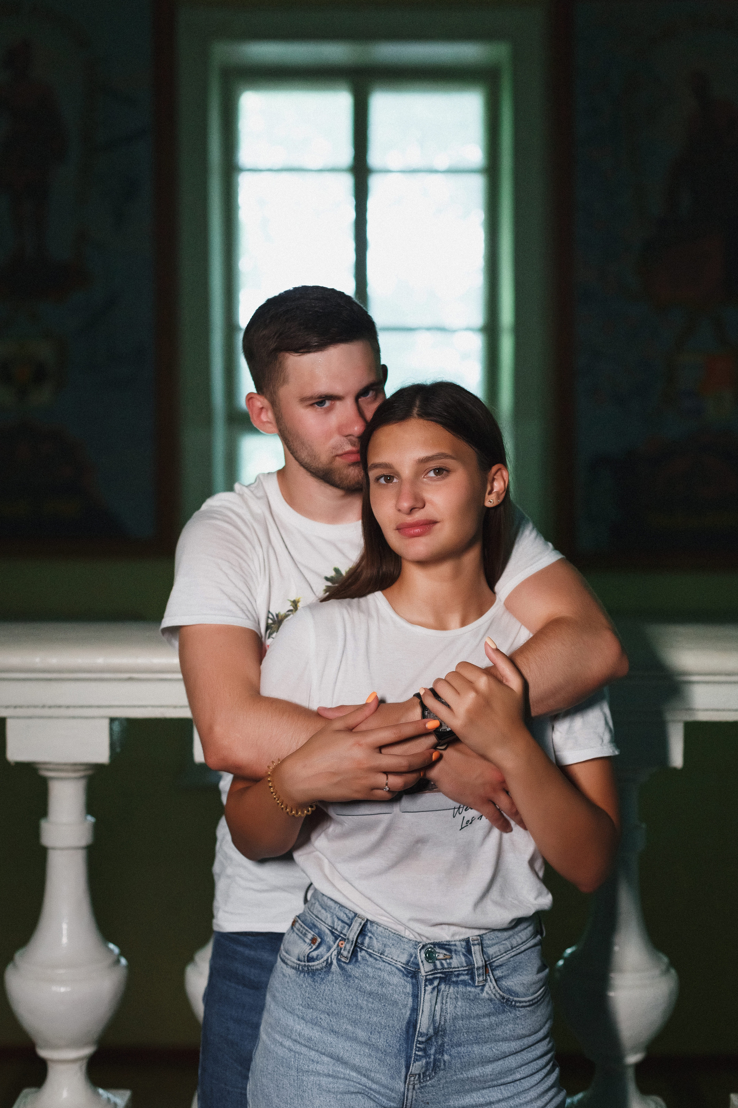 Захар и Дина: романтическая фотосессия в Таганроге на фоне школы. Свадебный и семейный фотограф в Таганроге Бакарюк Антон