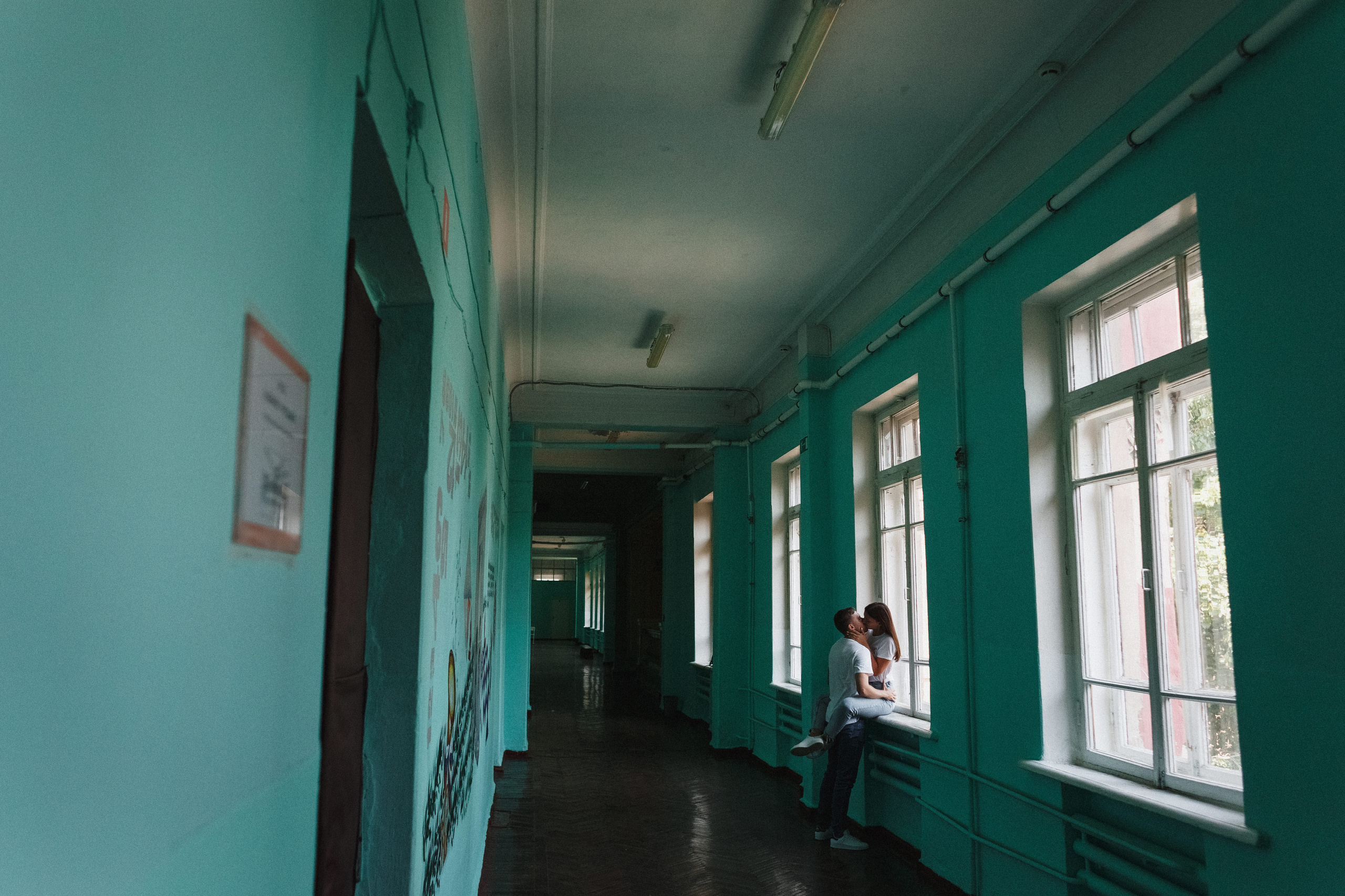 Захар и Дина: романтическая фотосессия в Таганроге на фоне школы. Свадебный и семейный фотограф в Таганроге Бакарюк Антон