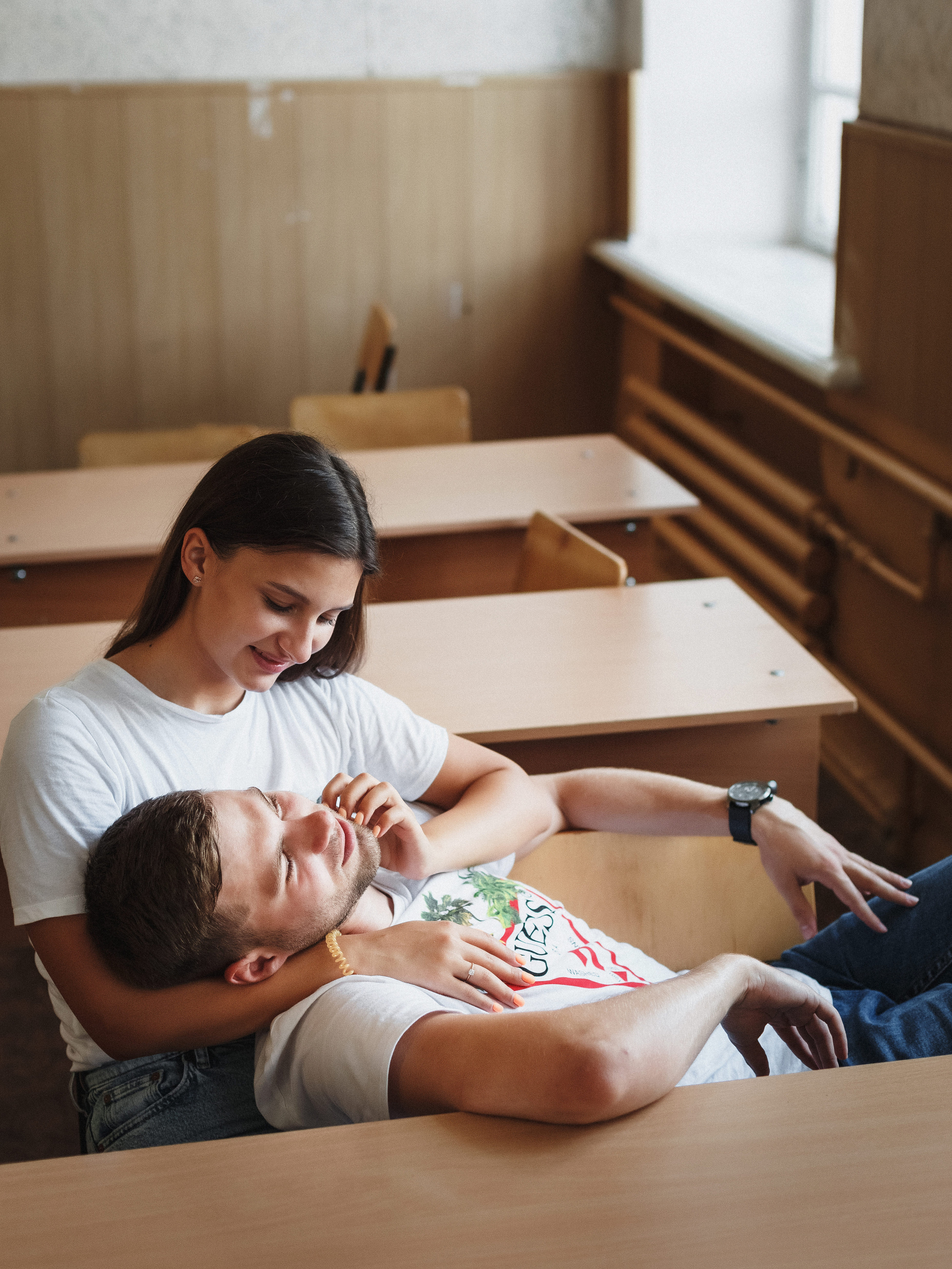 Захар и Дина: романтическая фотосессия в Таганроге на фоне школы. Свадебный и семейный фотограф в Таганроге Бакарюк Антон