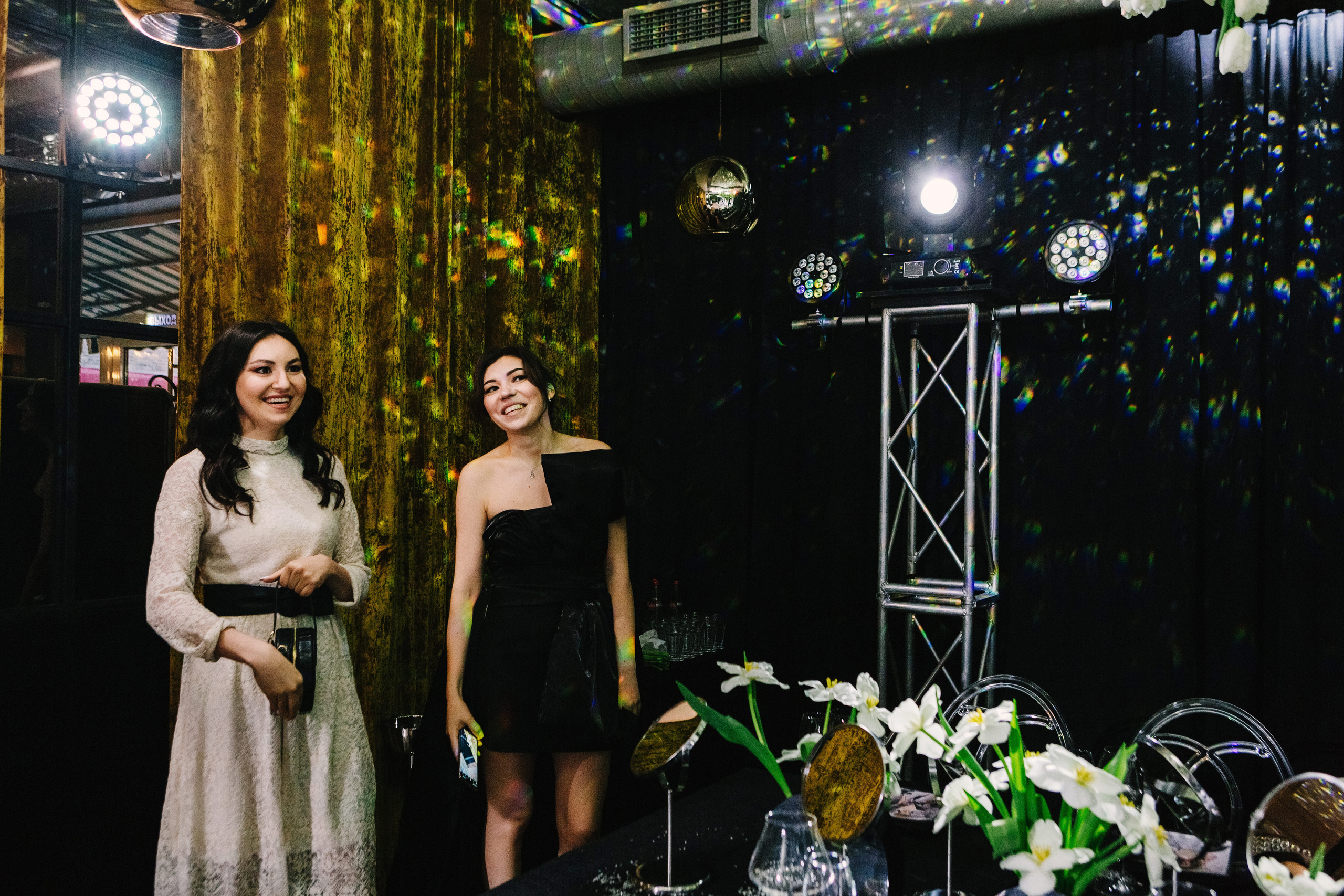 Репортажные фотографии дня рождения Альфии в Таганроге в Мадам Ку Ку. Свадебный и семейный фотограф в Таганроге Бакарюк Антон