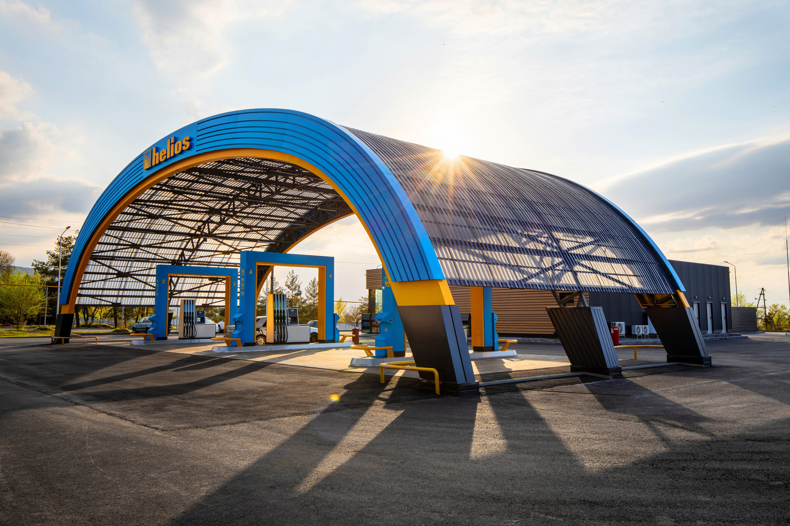 Фасадная фотография заправочной станции Helios
