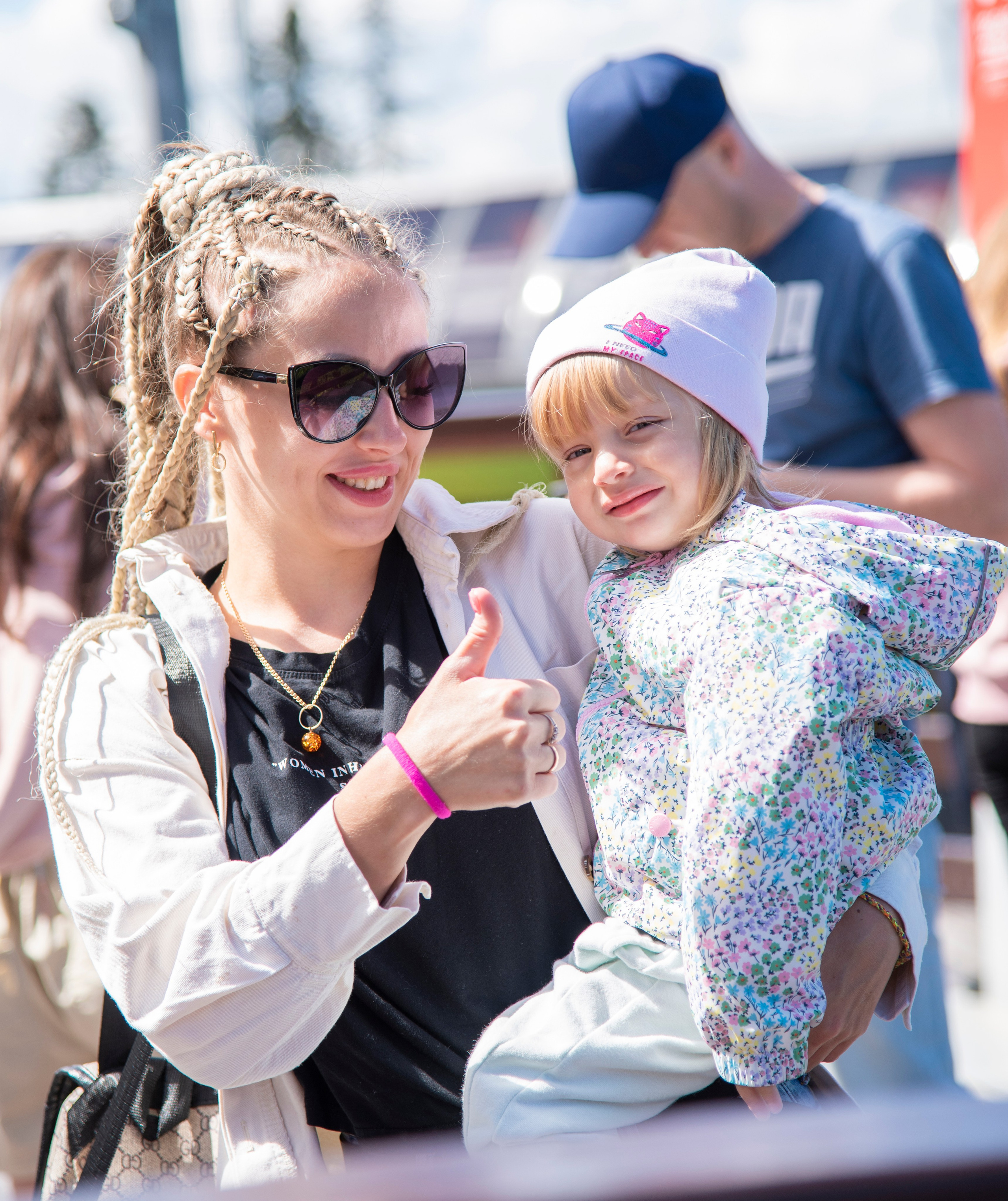 Красивая девушка, афро-косы, блондинка, тёмные очки, вершина горы, красная поляна