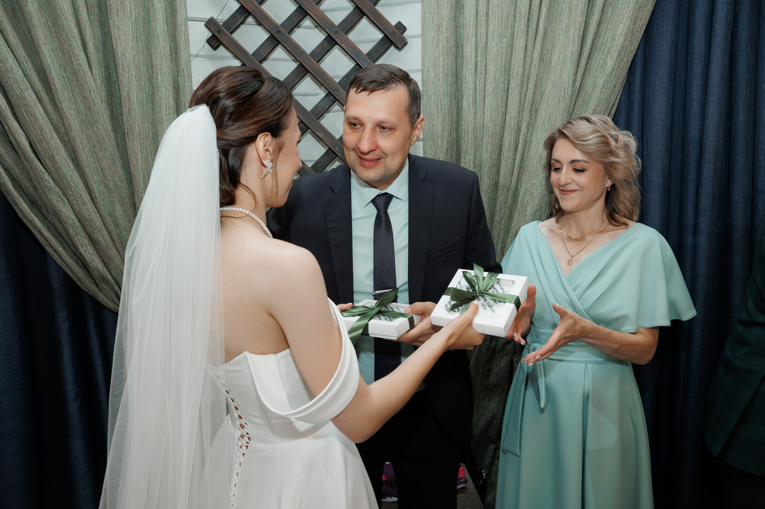 Регистрация в отеле Fish Point, ЗАГС Бутово, прогулка в Остафьево. Свадебный и репортажный фотограф (Москва, Королев и другие)