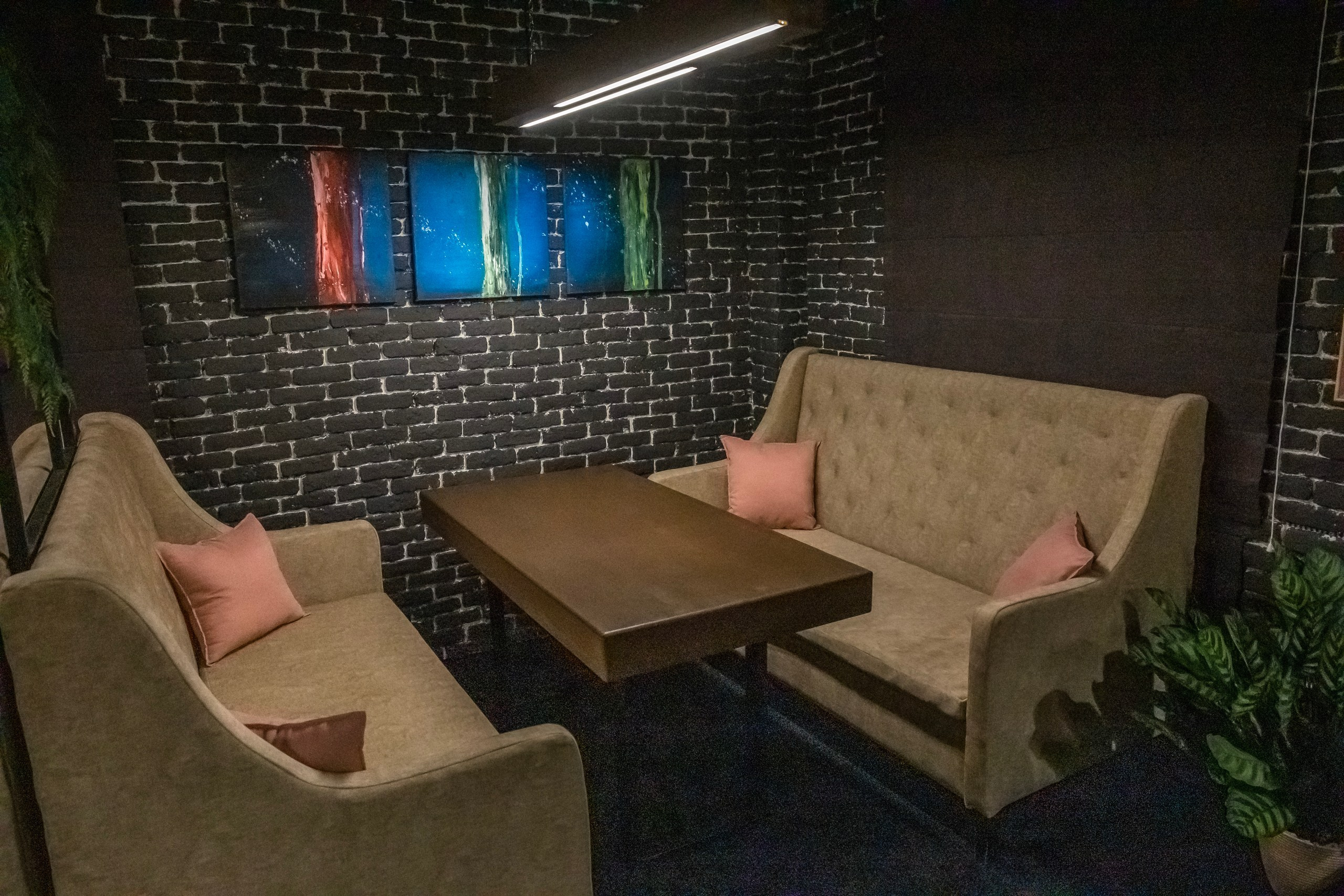 Интерьер. Нижний зал. ШОТНАЯ бар вдохновения в Магадане