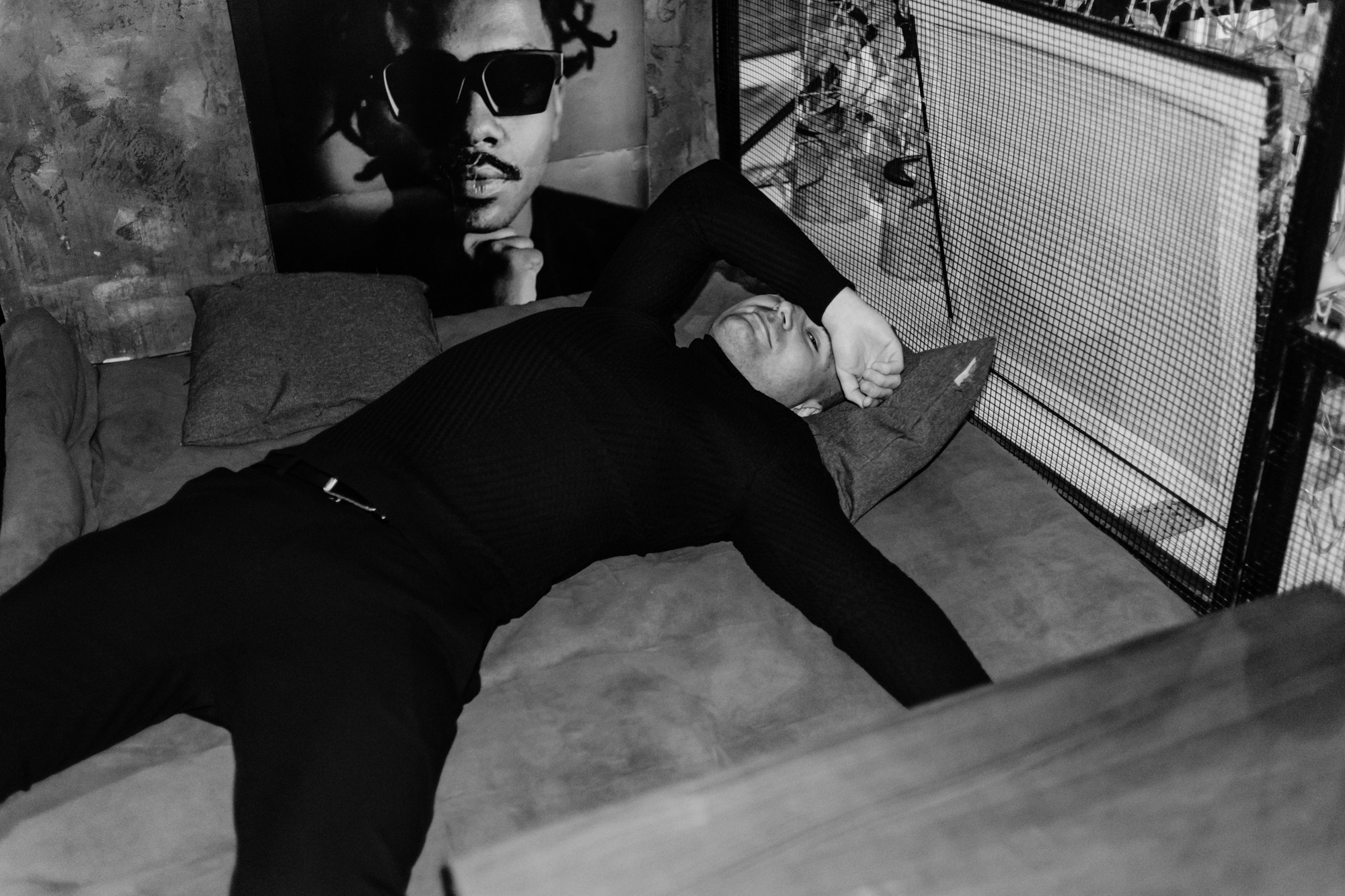 Концептуальное фото мужчины в черной водолазке, интерьерная съемка в стиле лофт