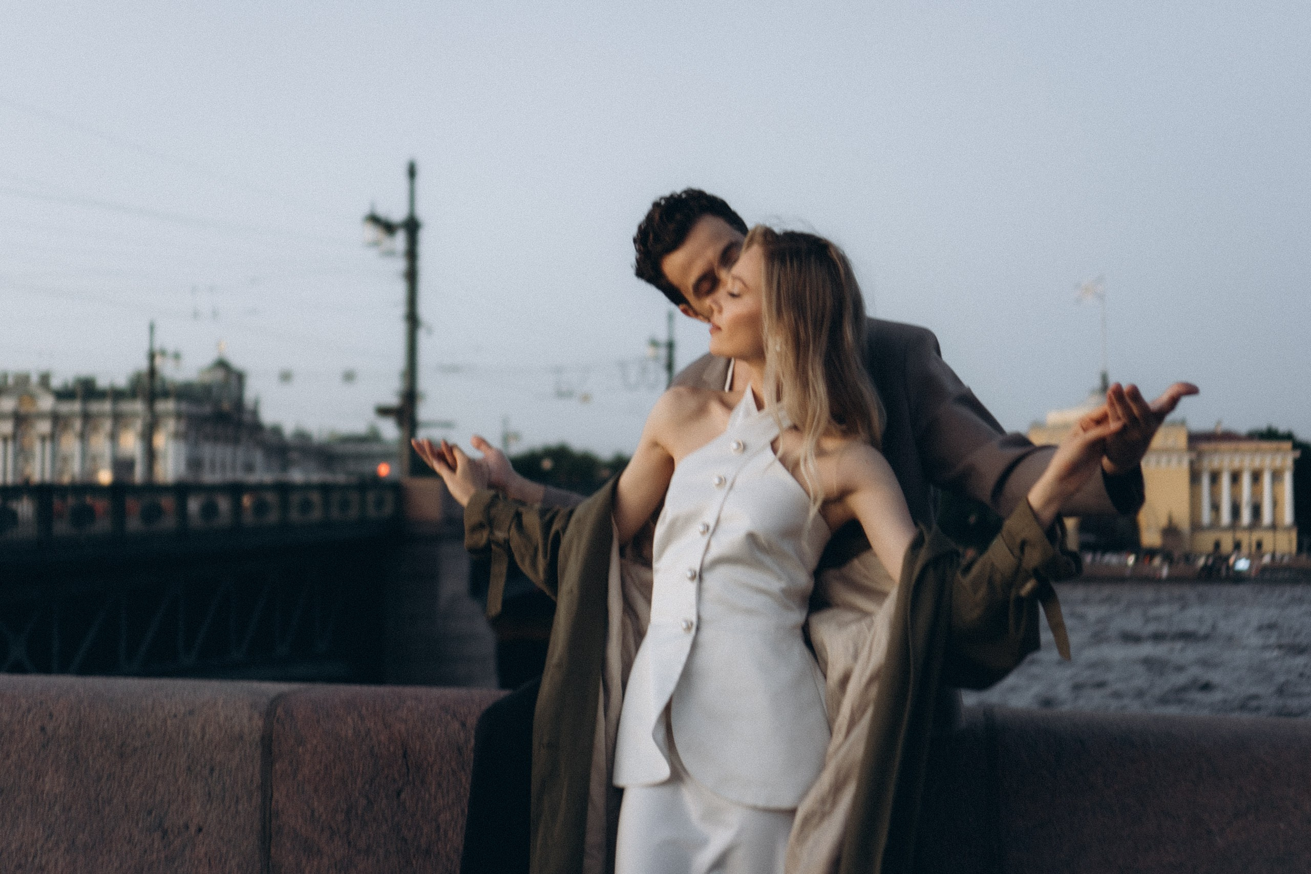 СВАДЕБНАЯ СЬЕМКА ПАРЫ НА РАССВЕТЕ В БЕЛЫЕ НОЧИ И ПРОГУЛКА С РАЗВОДНЫМИ МОСТАМИ И ПИКНИК ВОЗЛЕ ИСАКИЕВСКОГО СОБОРА. Профессиональный фотограф, Санкт-Петербург — Виктория Богомолова