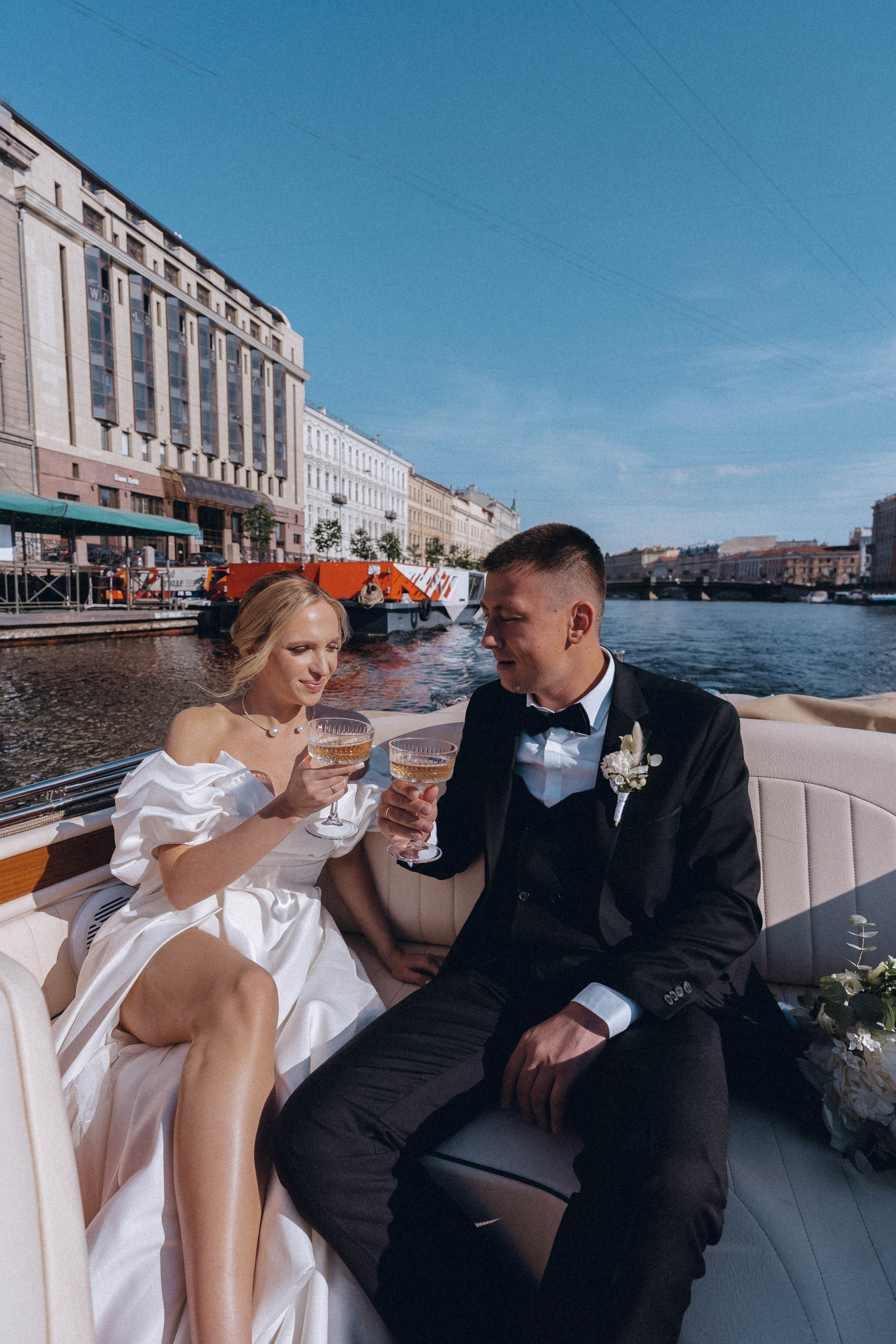 СВАДЕНБНАЯ СЬЕМКА НА КАТЕРЕ ПО КАНАЛАМ САНКТ-ПЕТЕРБУРГА И В АКВАТОРИИ НЕВЫ. Профессиональный фотограф, Санкт-Петербург — Виктория Богомолова