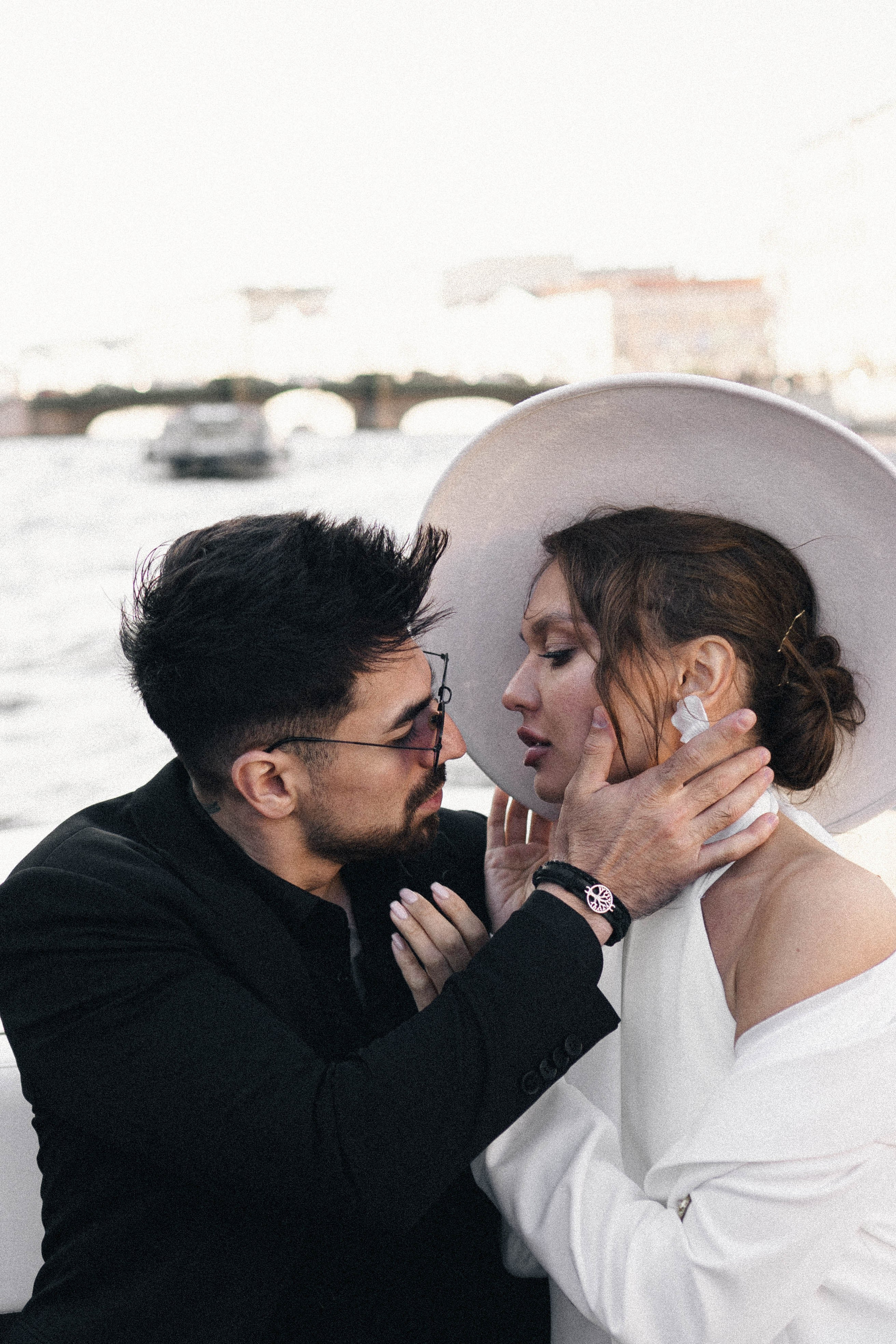 СВАДЕНБНАЯ СЬЕМКА НА КАТЕРЕ ПО КАНАЛАМ САНКТ-ПЕТЕРБУРГА И В АКВАТОРИИ НЕВЫ. Профессиональный фотограф, Санкт-Петербург — Виктория Богомолова