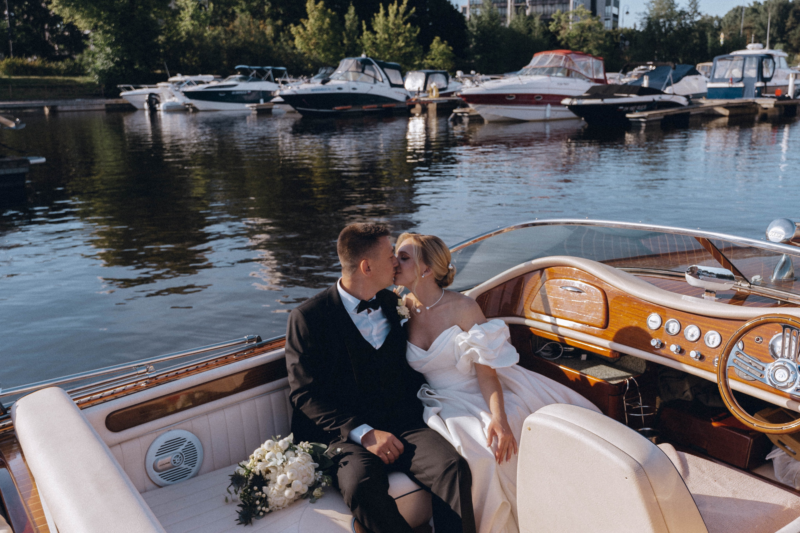 СВАДЕНБНАЯ СЬЕМКА НА КАТЕРЕ ПО КАНАЛАМ САНКТ-ПЕТЕРБУРГА И В АКВАТОРИИ НЕВЫ. Профессиональный фотограф, Санкт-Петербург — Виктория Богомолова