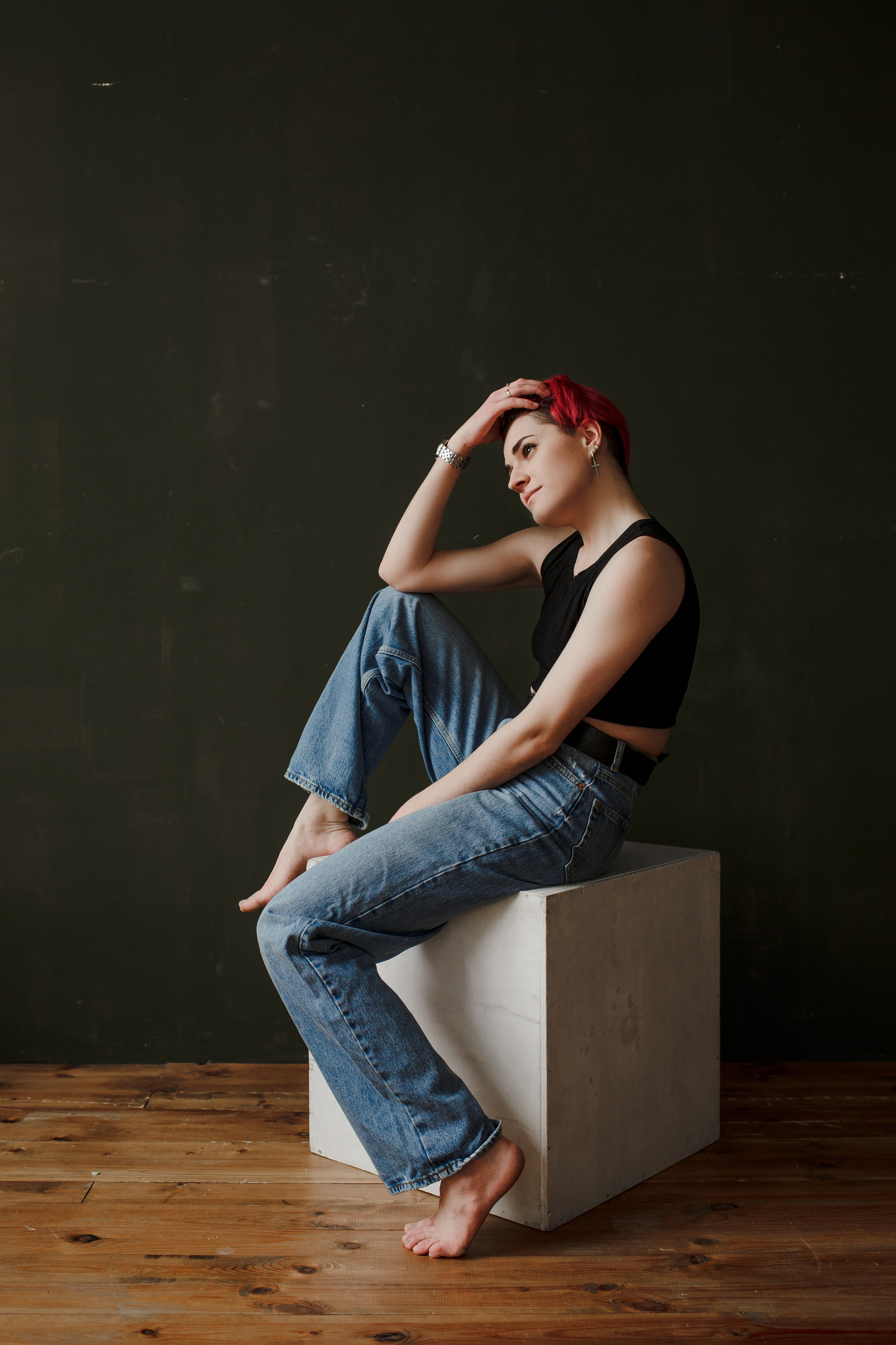 Фотостудия для портретных съемок в Санкт-Петербурге: зал с однотонной зеленой стеной, фонами и белым кубом.