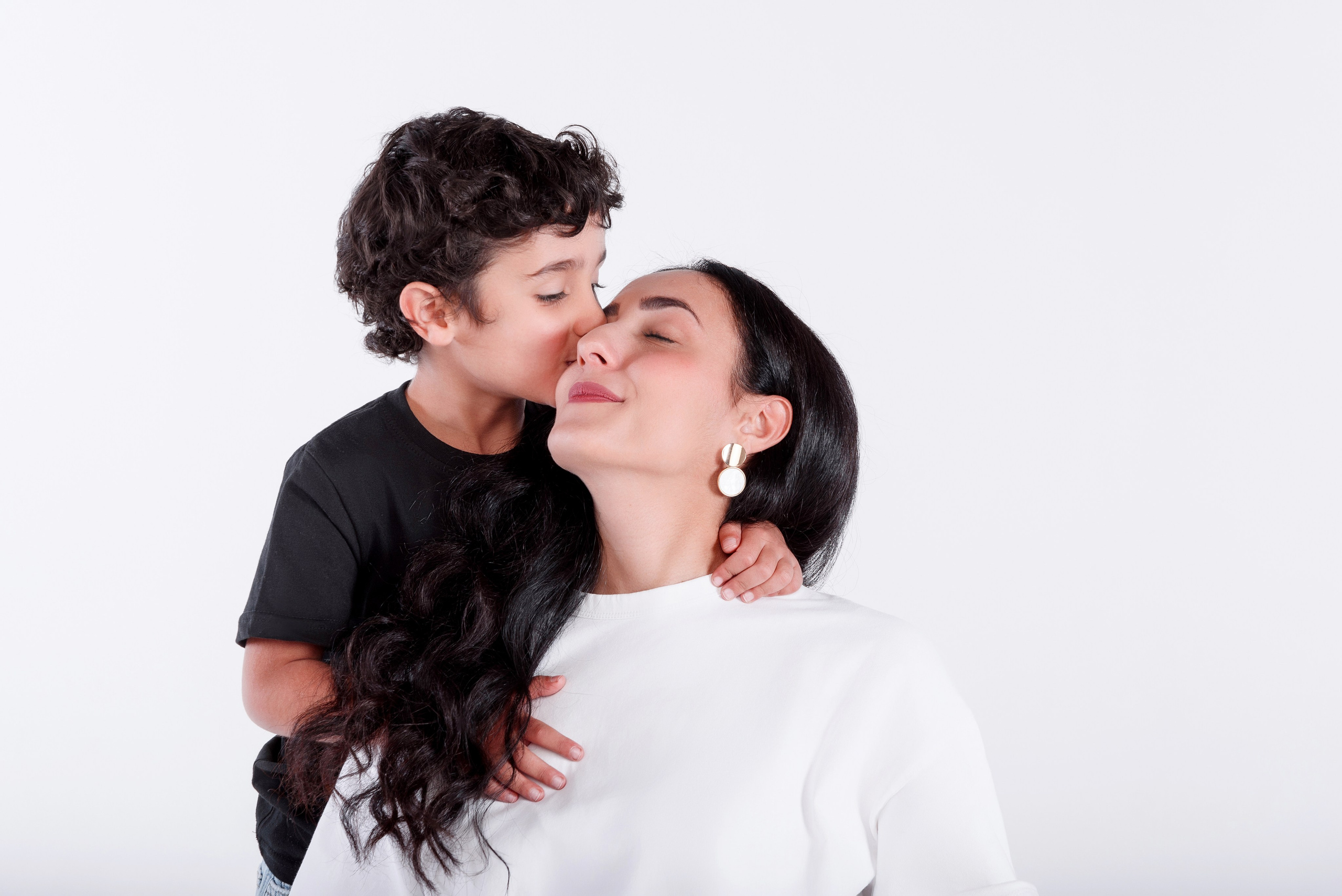 Мама с ребёнком. Студийная фотосессия на циклораме, на белом фоне. Сочи