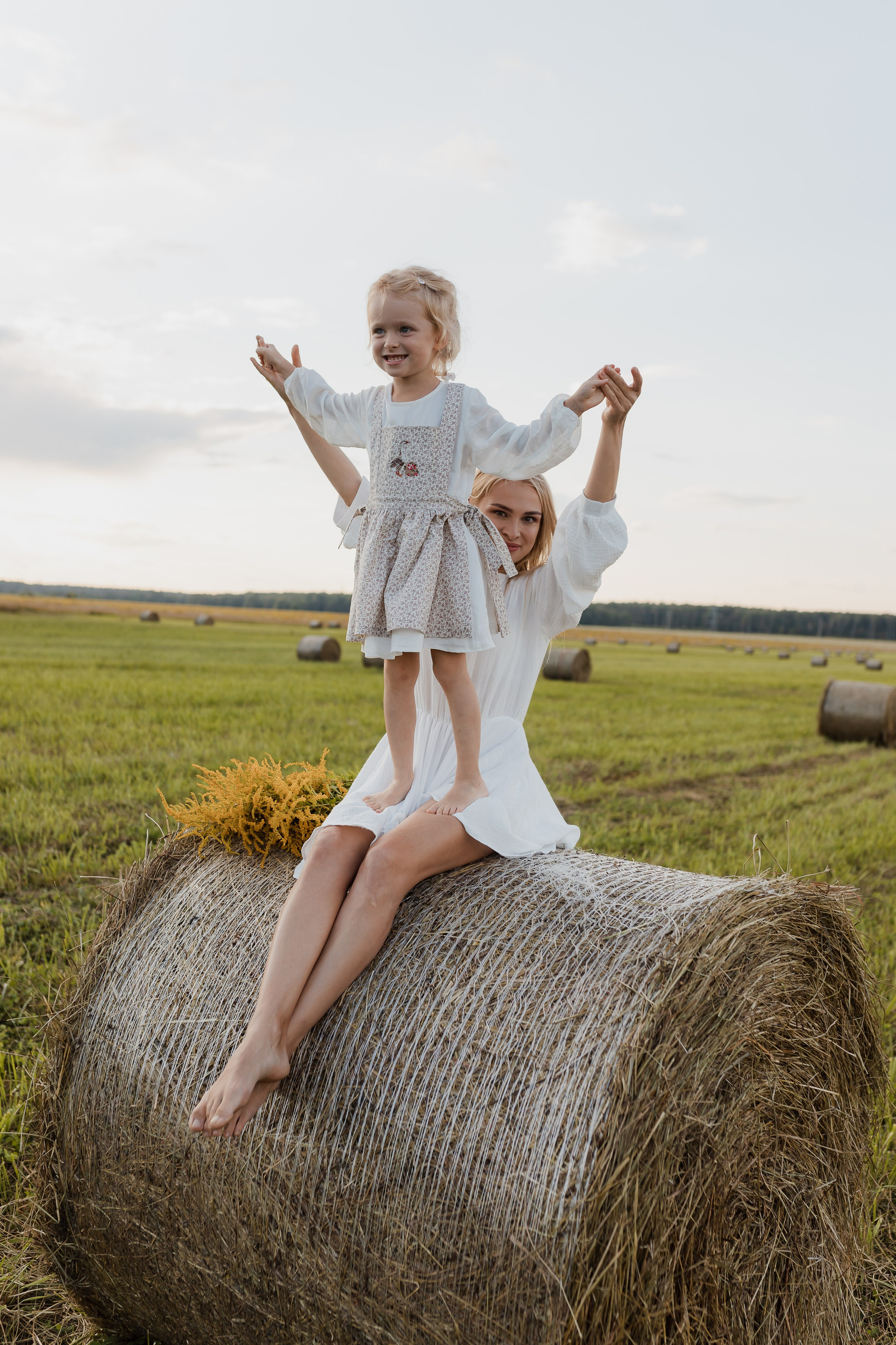 Семья Смирновых в поле с сеном. Семейный и детский фотограф в городе Подолск МО Крылова Ирина