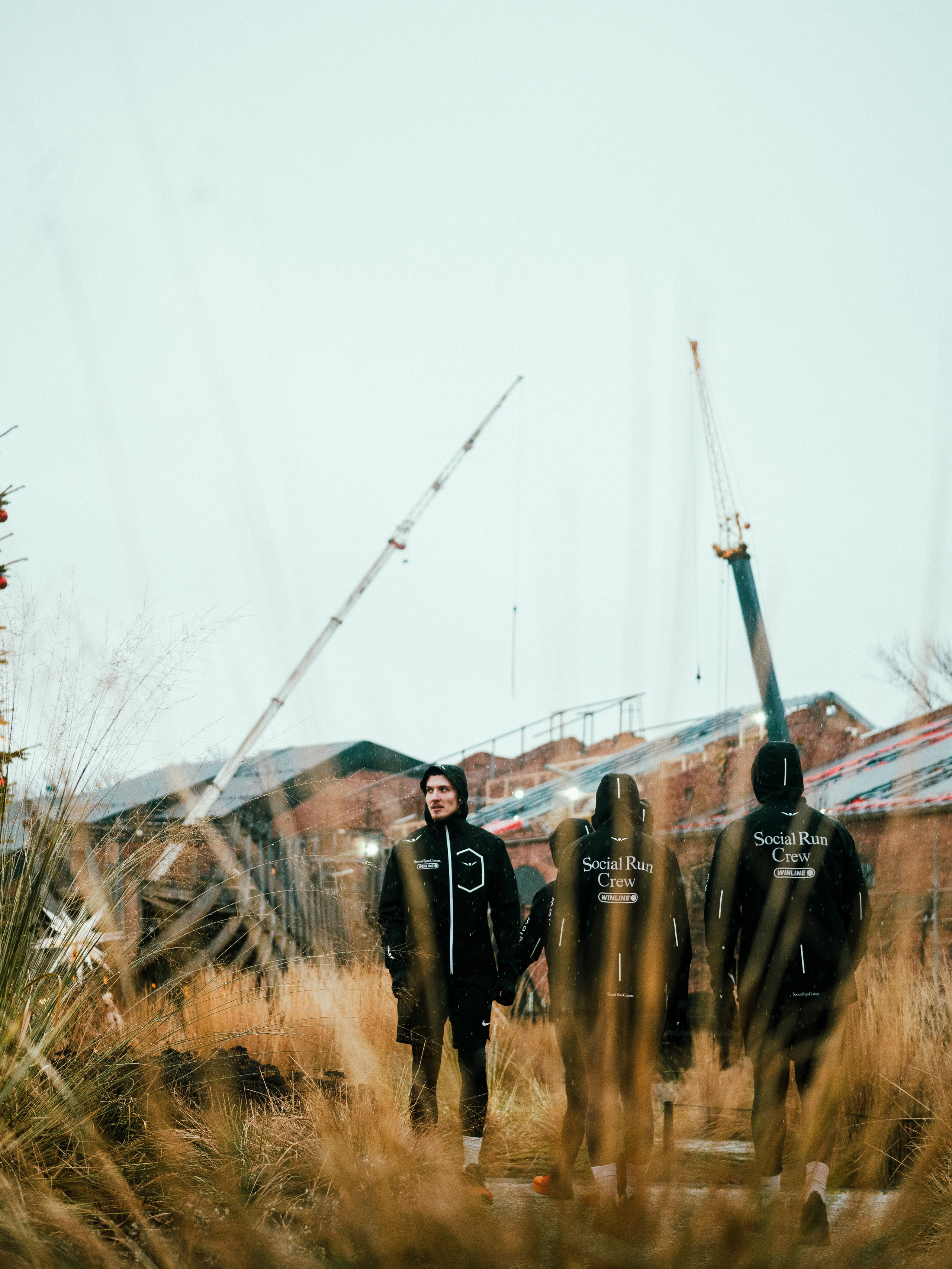 Social Run Community x Anta. Зимняя городская новогодняя фотосессия спортивной одежды от бегового клуба social run community. Портретный и репортажный фотограф в Санкт-Петербурге Смоляков Максим