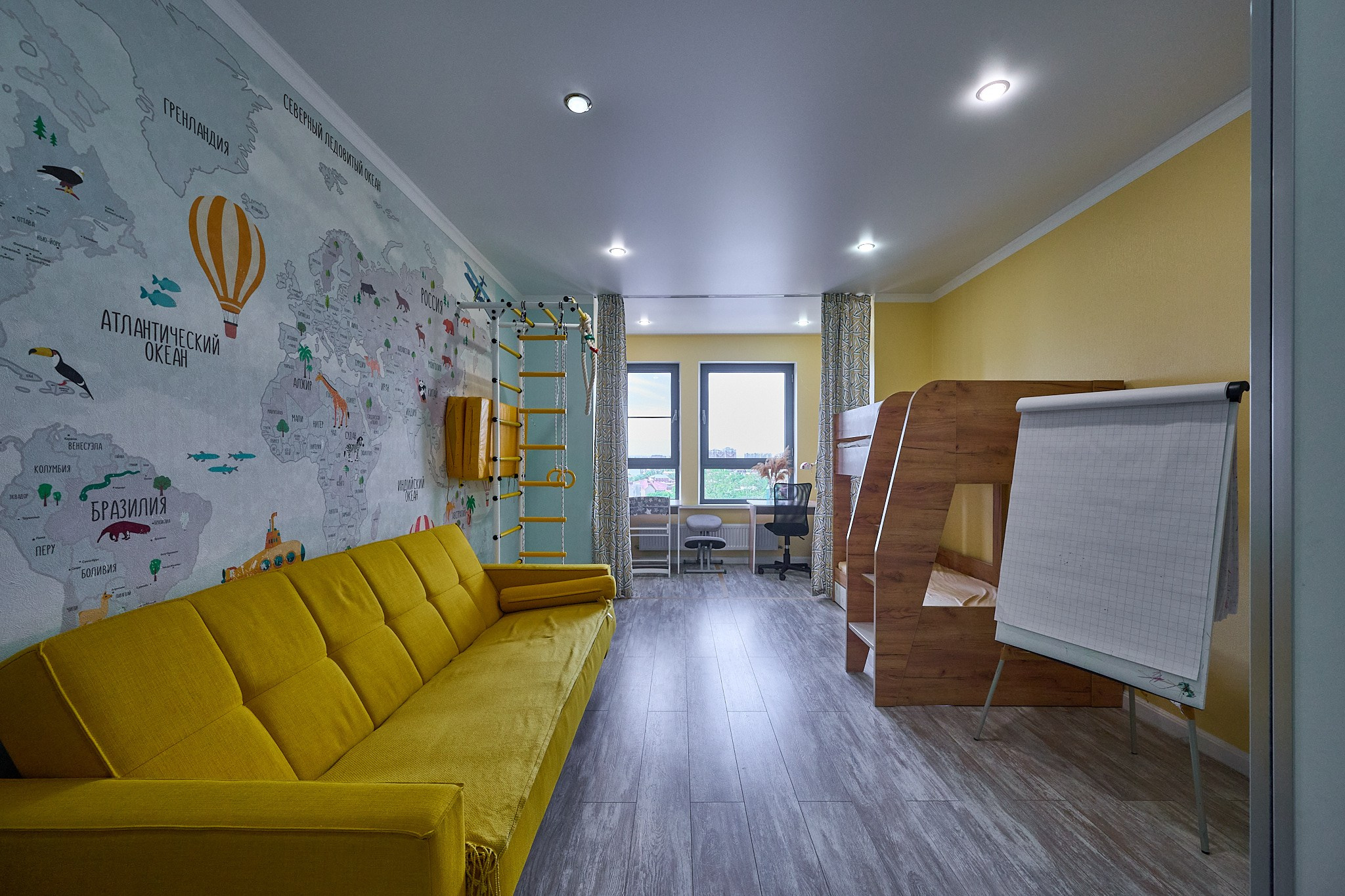 коридор с желтым диваном желто голубыми обоями двухэтажной постельной кроватью 