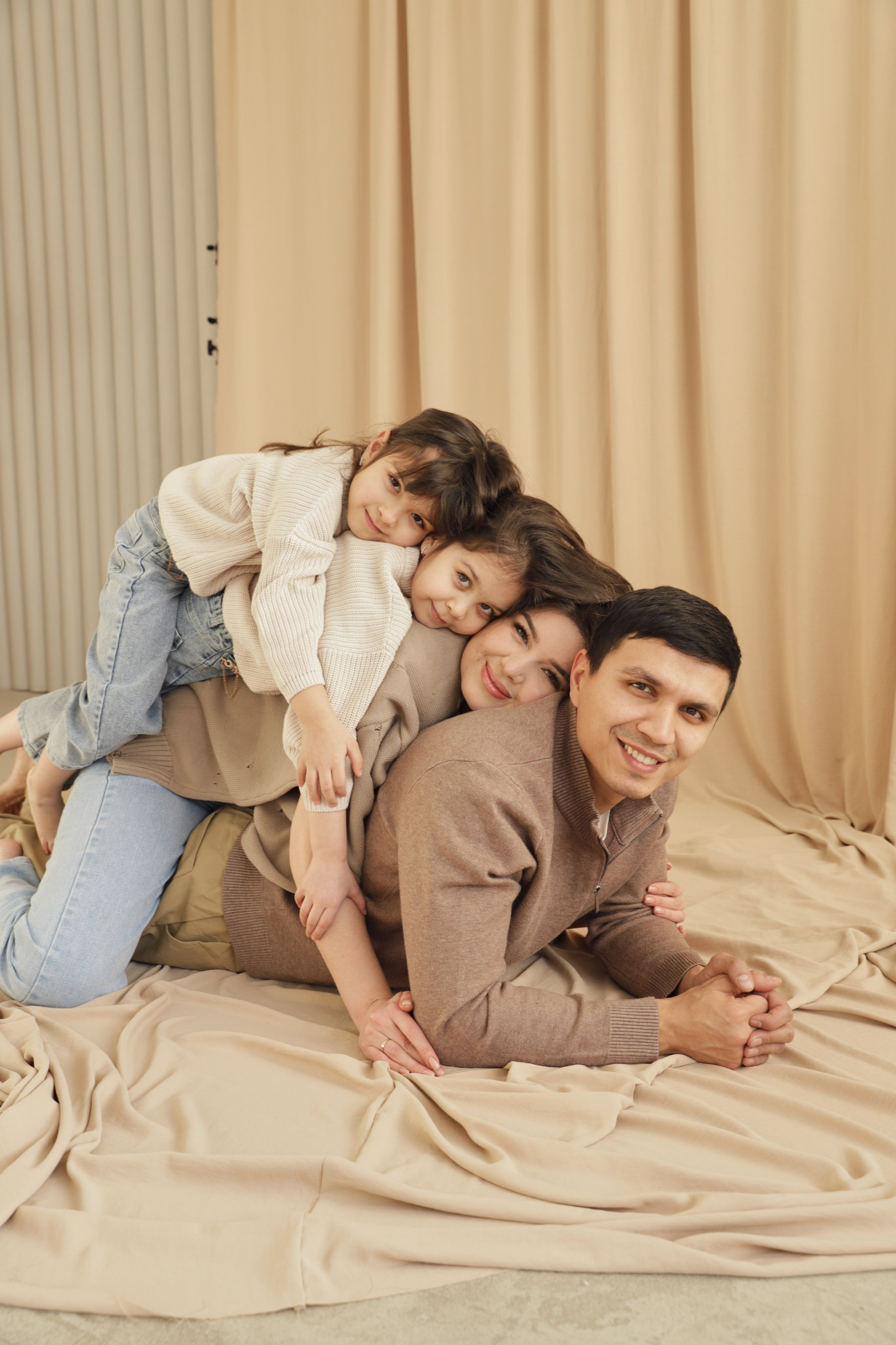 Семейная съемки в фотостудии. Фотограф Света Бажина