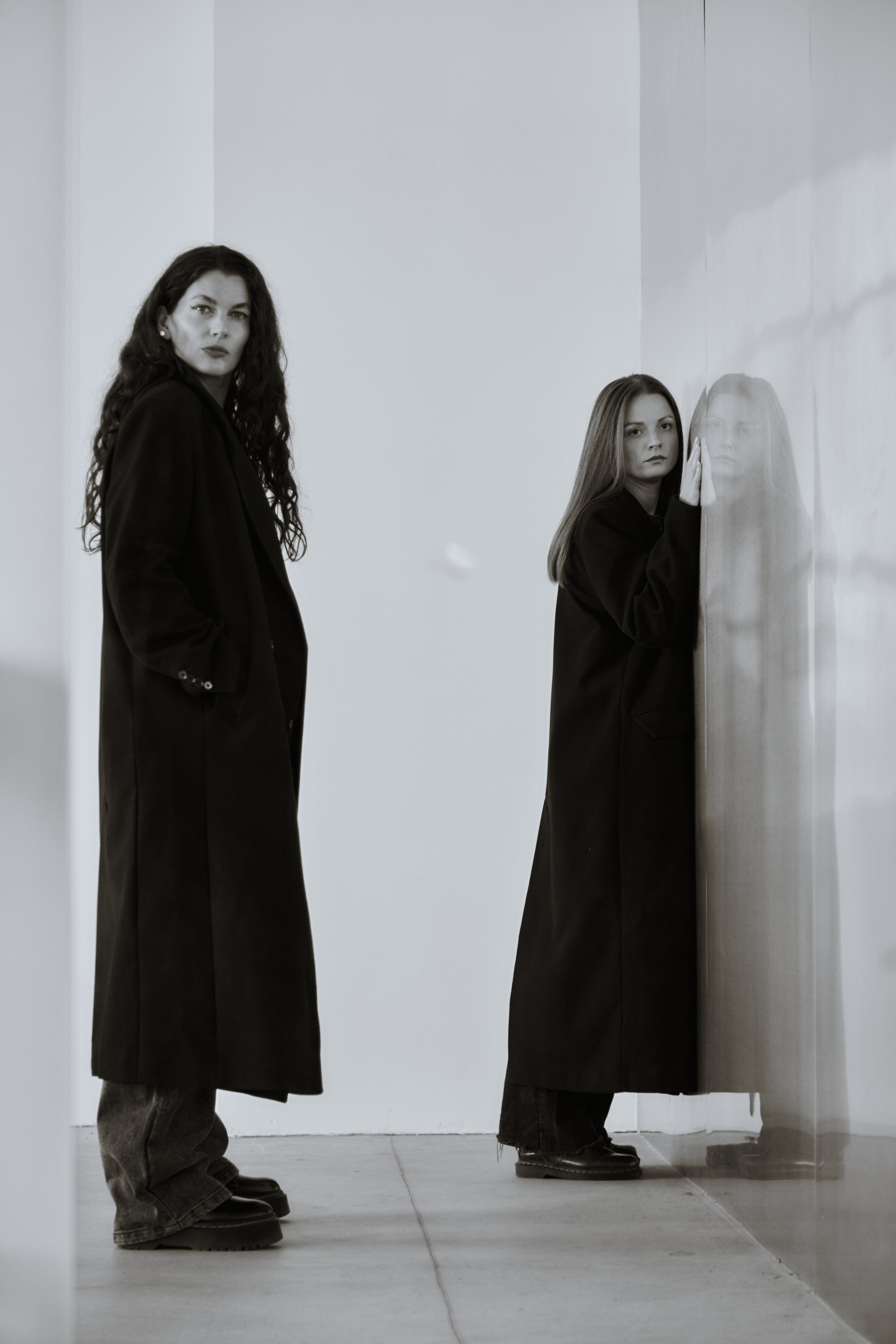 Две девушки стоят около металлической стены. Виктория Брызгалова и Анна Пижонкова