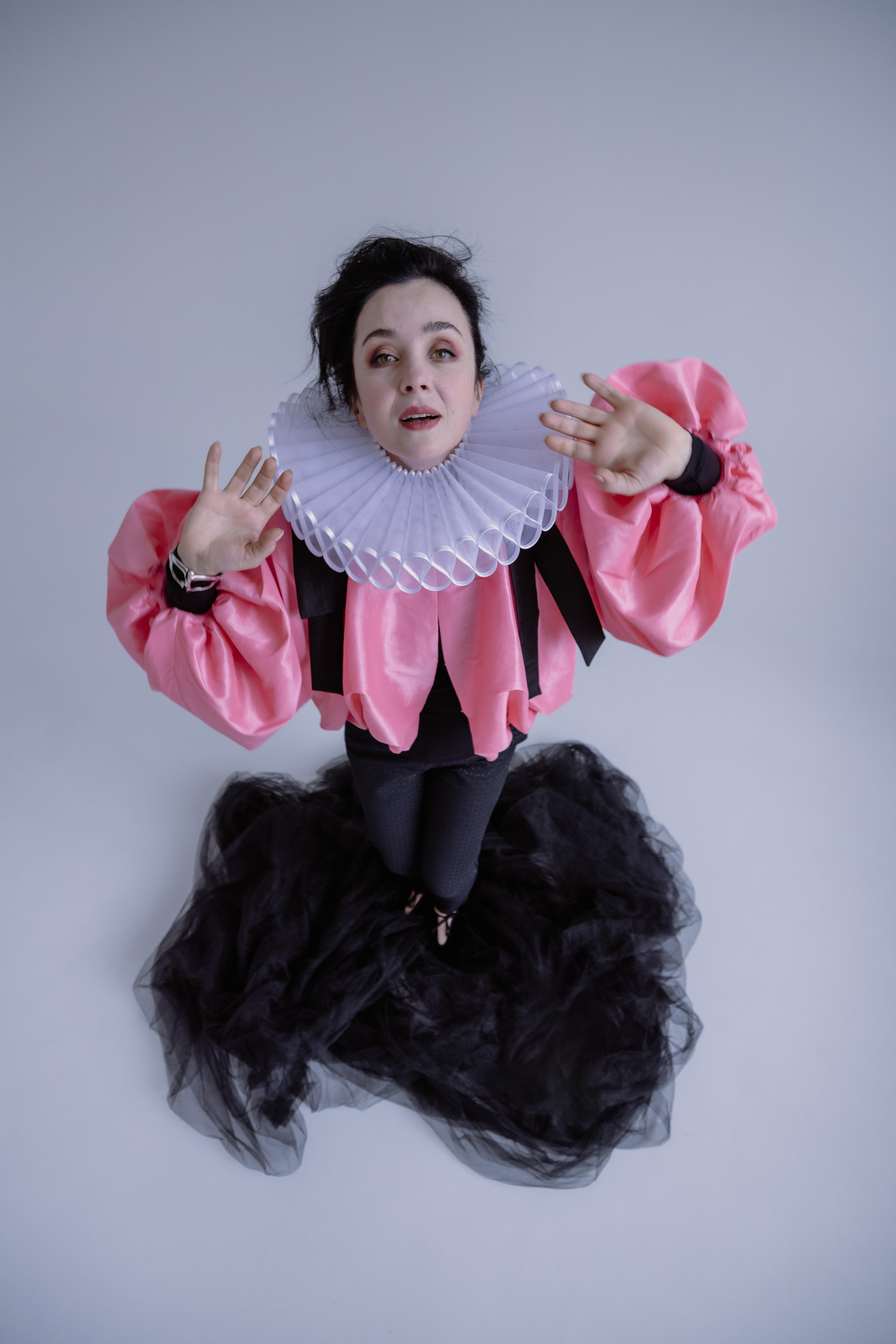 Нана Татишвили, девушка на красном фоне, образ арлекин