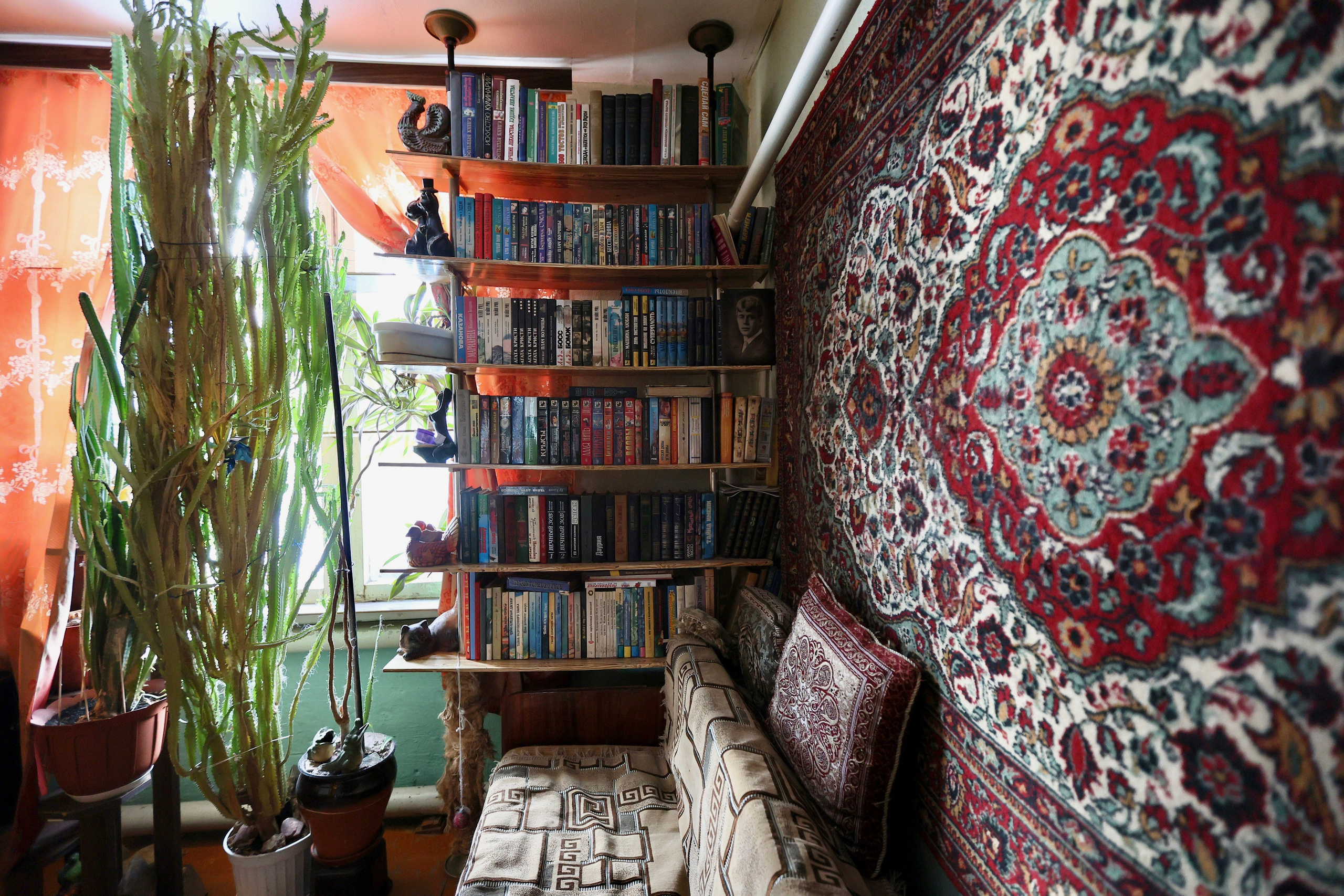 Людмила Владимировна. Хозяйка маленького дома в окружении многоэтажек. Репортажный фотограф Наталья Лапцевич