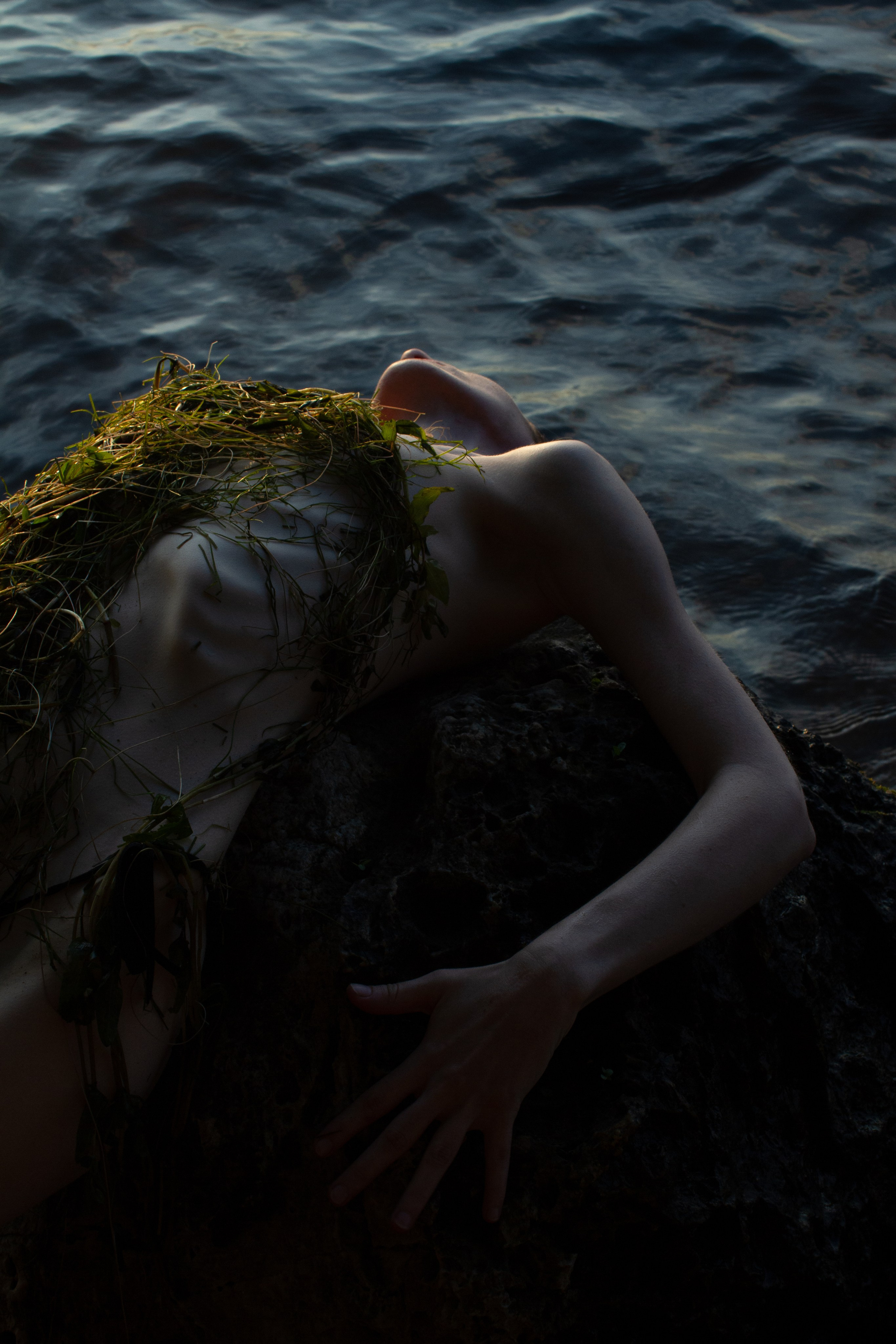 Тина и камни