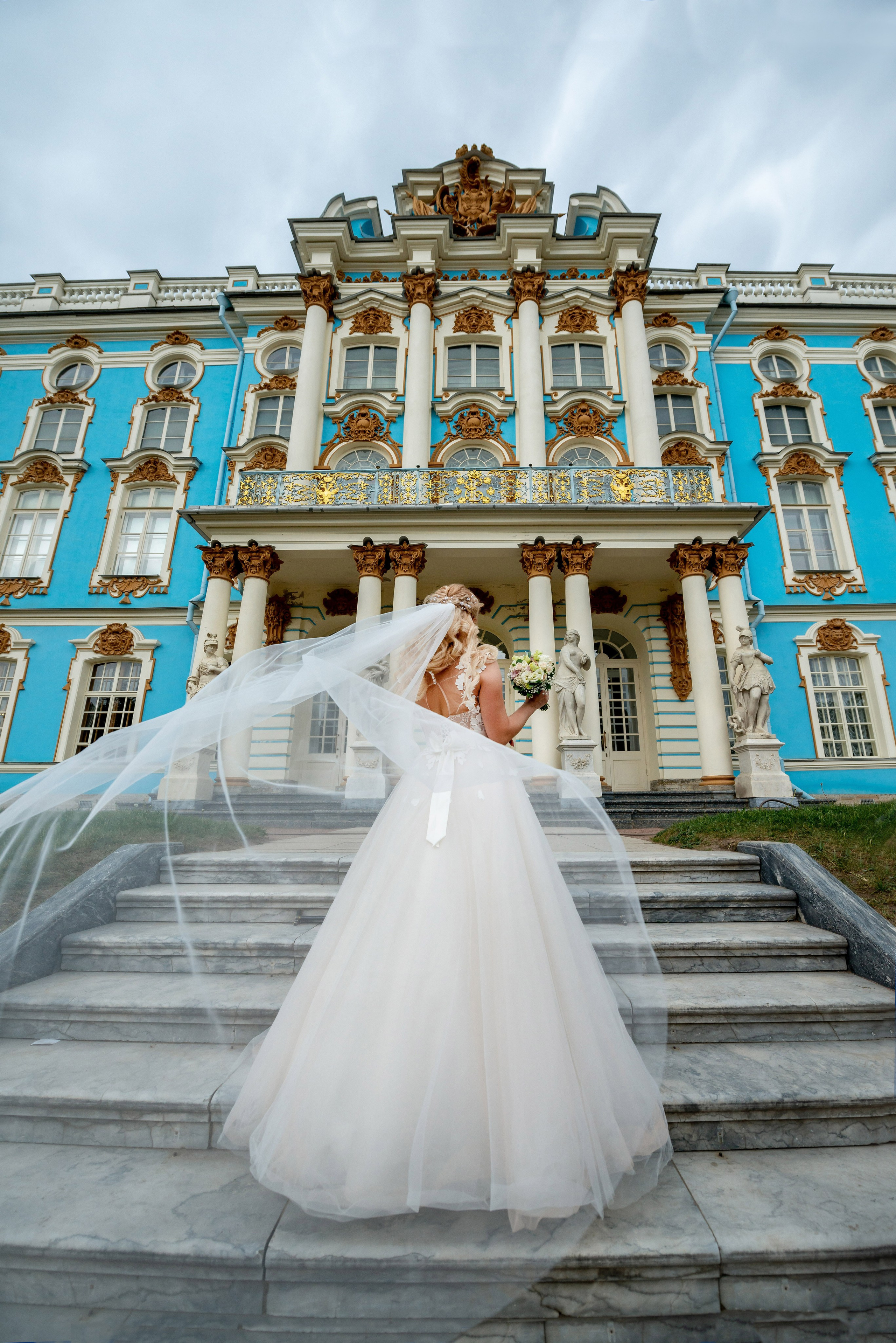 Евгения (фотосессия с малиновым chevrolet camaro, в сирени в Пушкине в Екатерининском парке). Портретный, семейный и свадебный фотограф в Санкт-Петербурге и в Пушкине Ширяев Денис