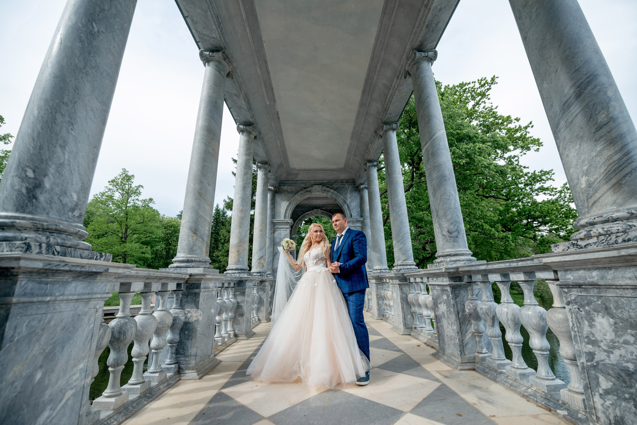 Евгения (фотосессия с малиновым chevrolet camaro, в сирени в Пушкине в Екатерининском парке). Портретный, семейный и свадебный фотограф в Санкт-Петербурге и в Пушкине Ширяев Денис