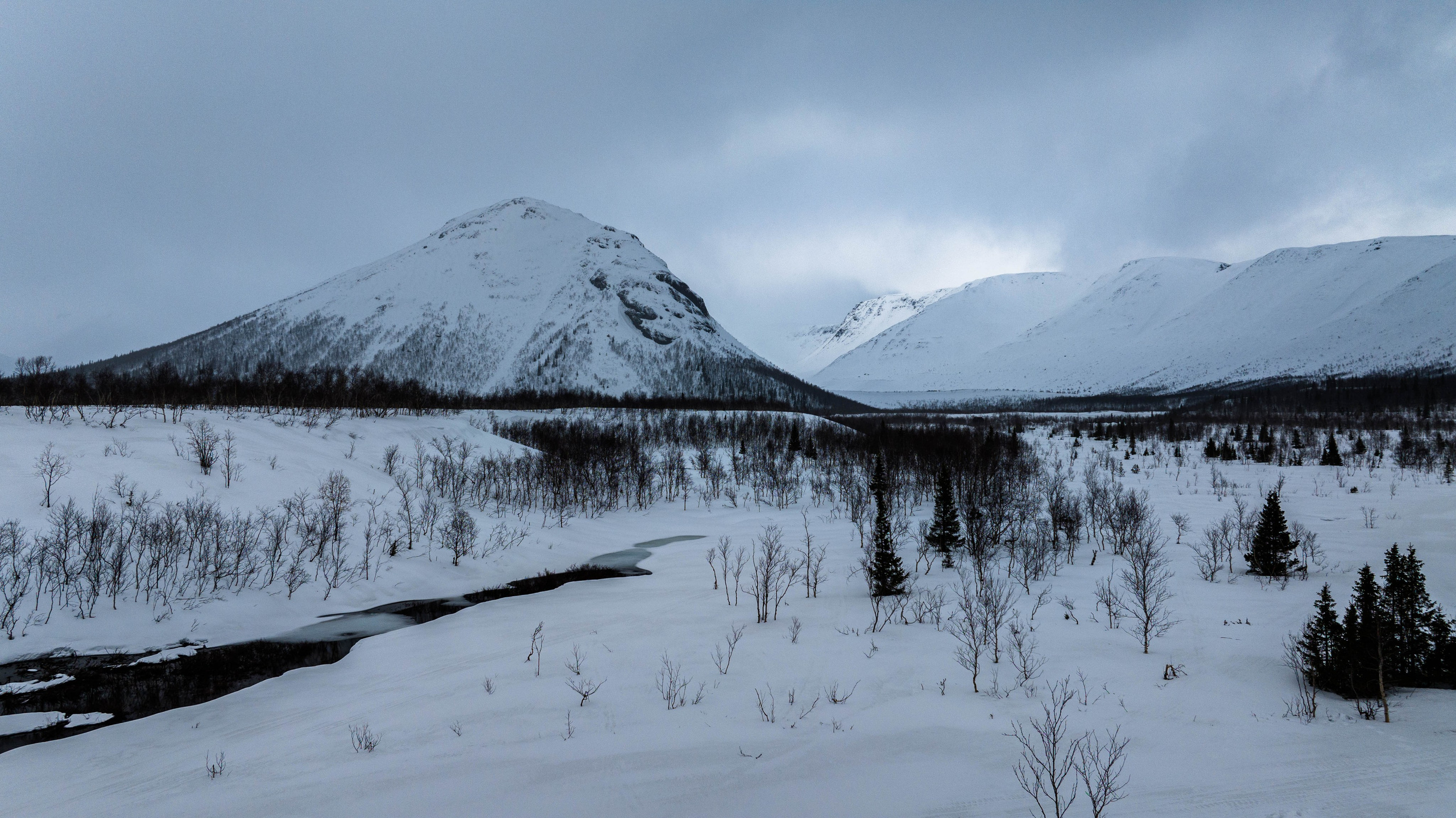 Долина реки Вудъявйорк и озеро Малый Вудъявр. Турист оптимист