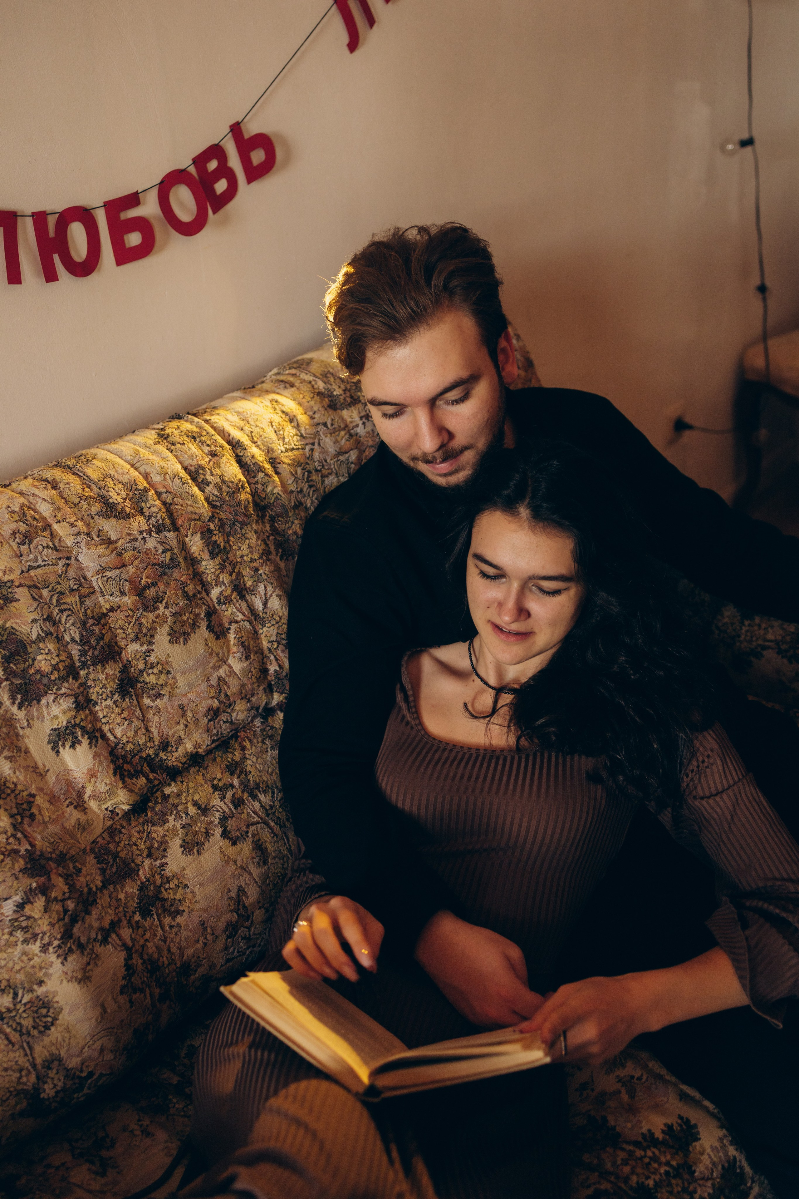 Молодые и счастливые: отдыхающие будущие супруги на уютной студийной love story