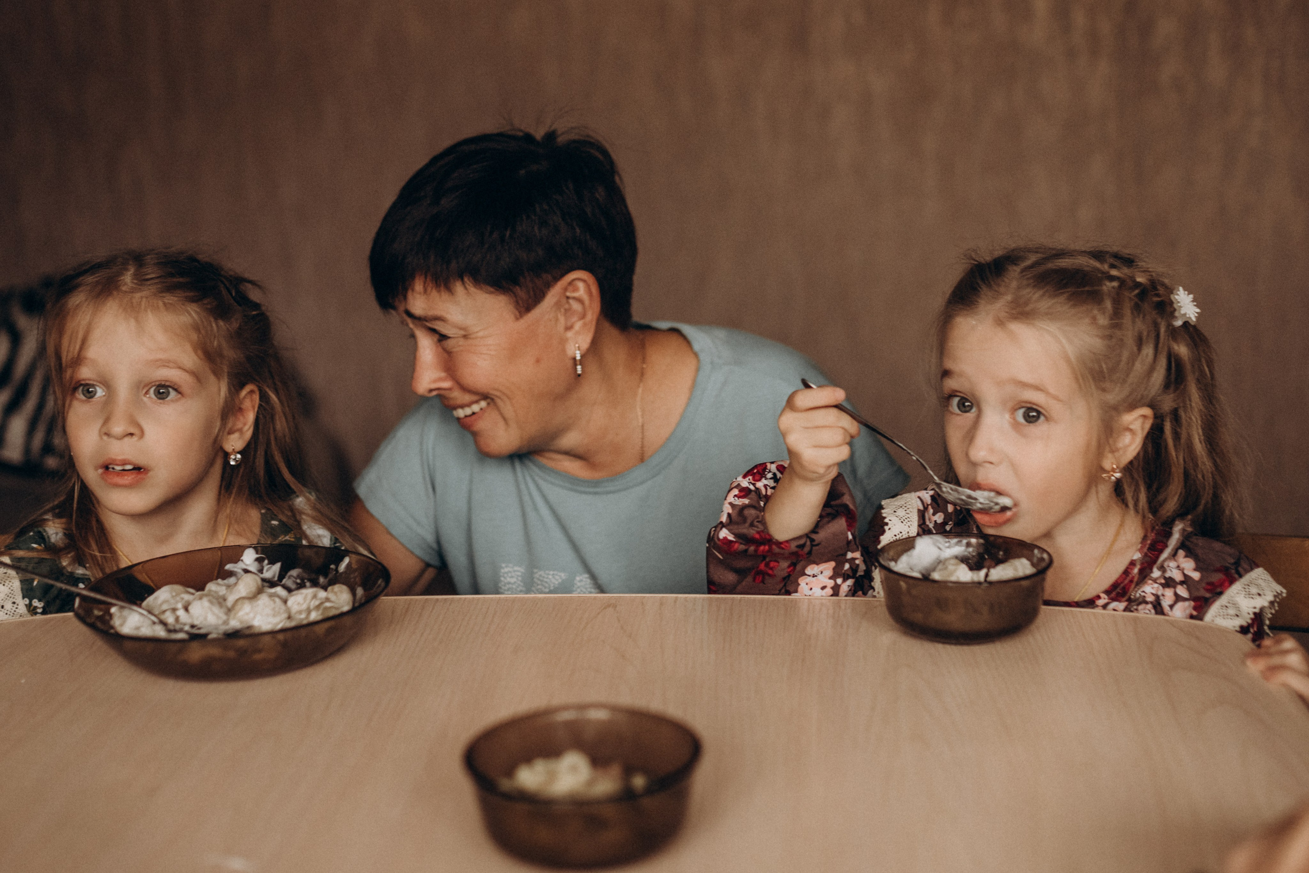 Бабушка с внуками. Семейный фотограф lifestyle в Новосибирске Елена Шпилевая