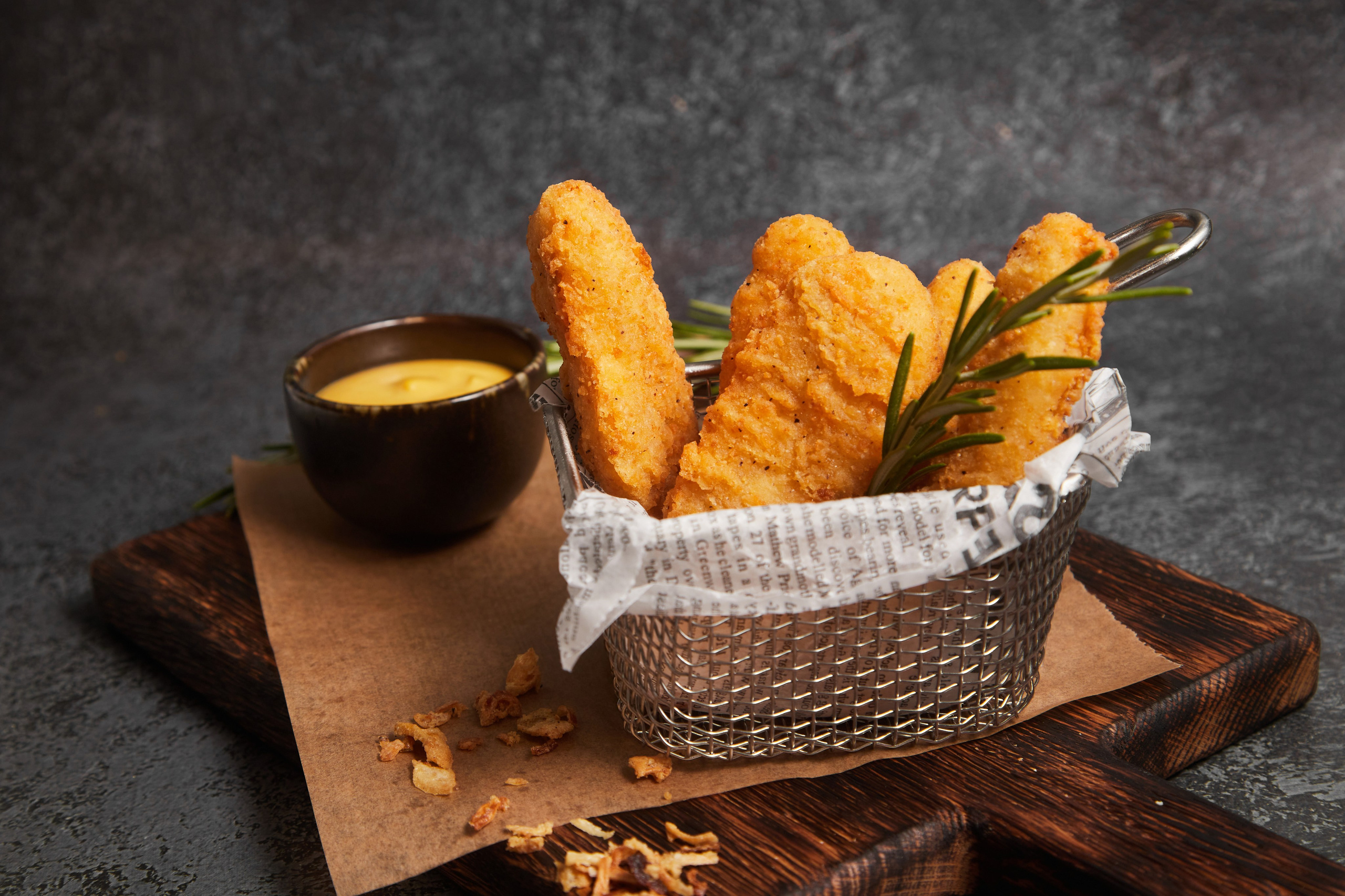 Сырные палочки соусом и напитком.