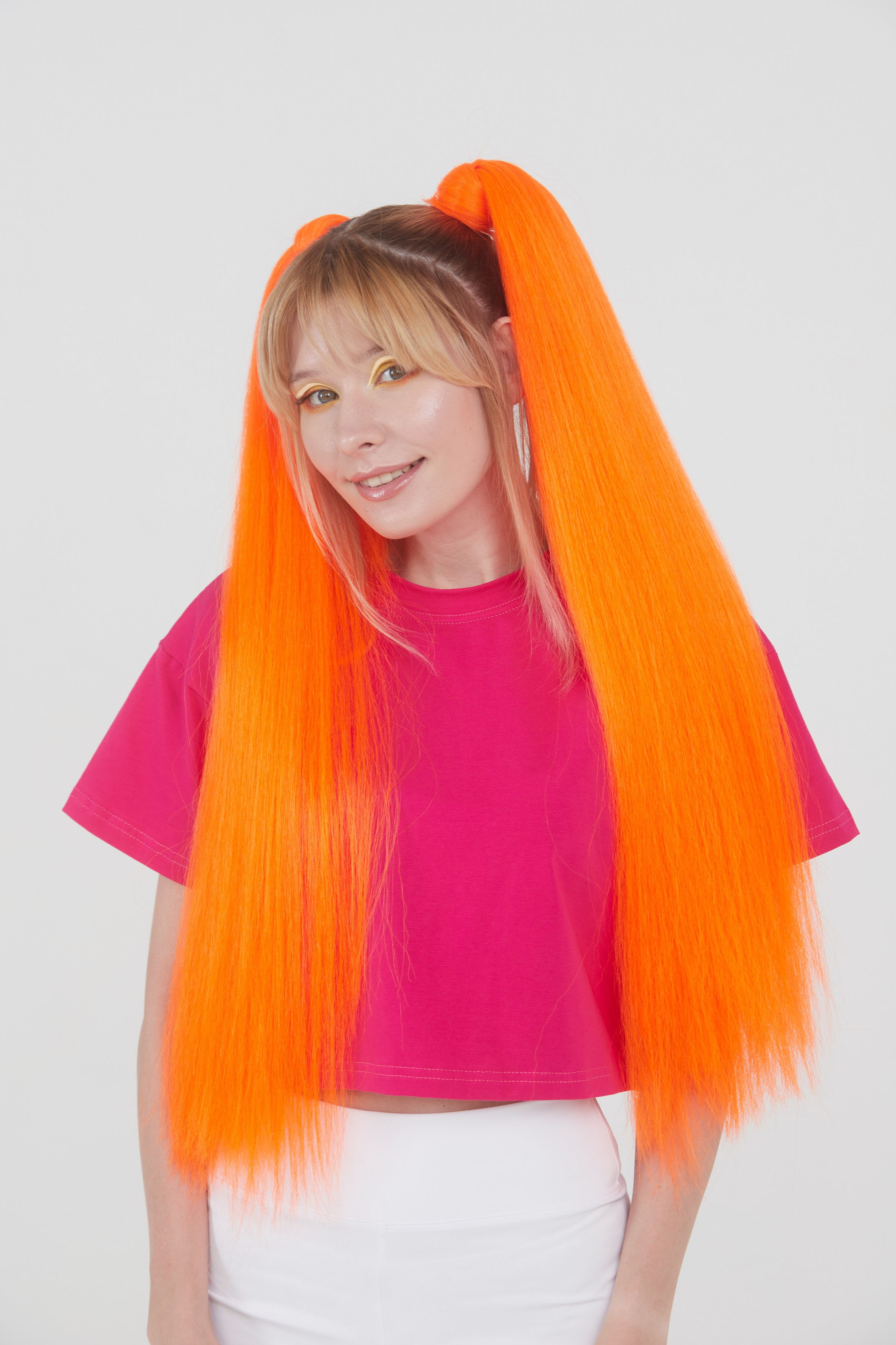 Рекламная съёмка — модель с ярко-оранжевым накладным хвостом.