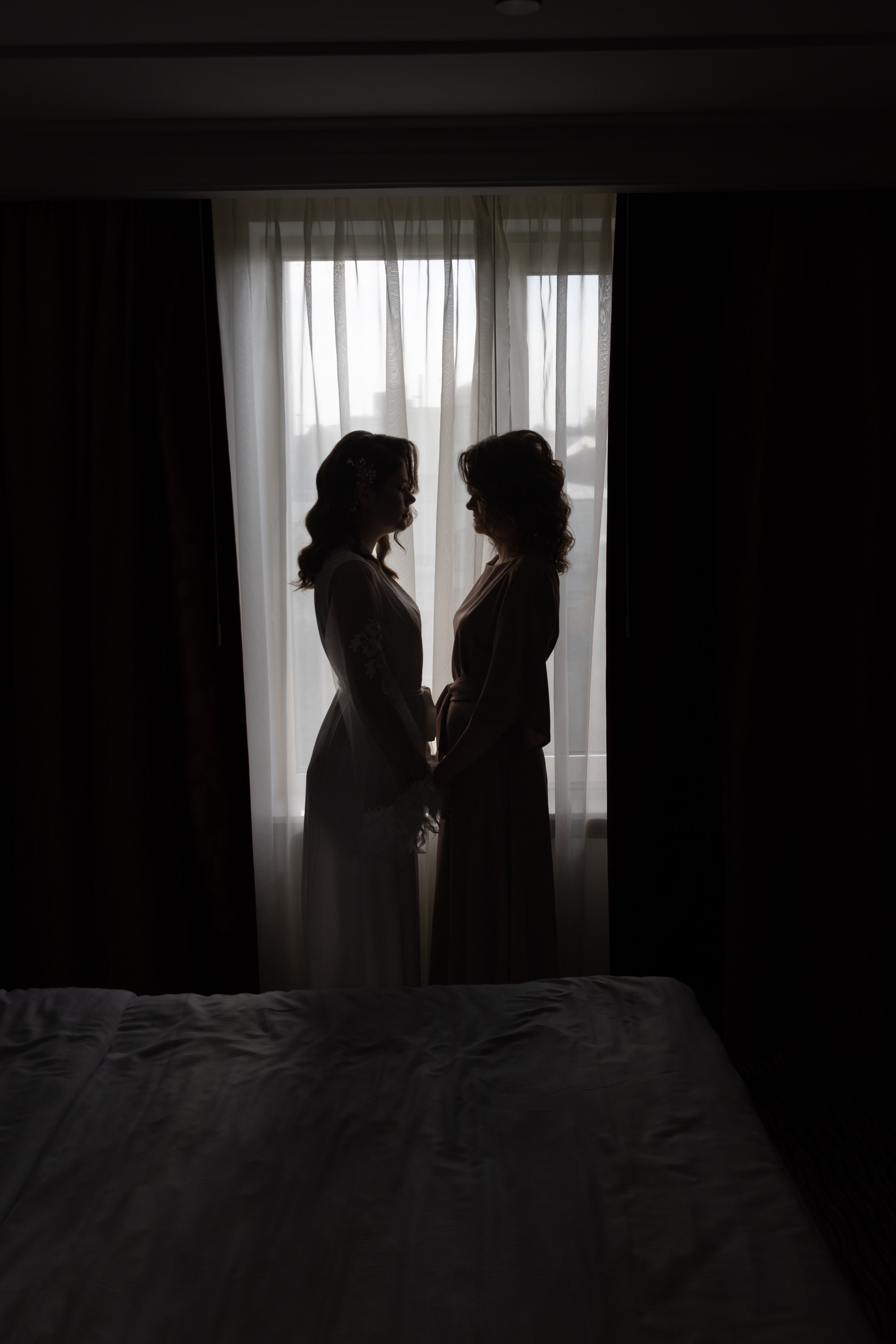 силуэты мамы и дочери, которая выходит замуж