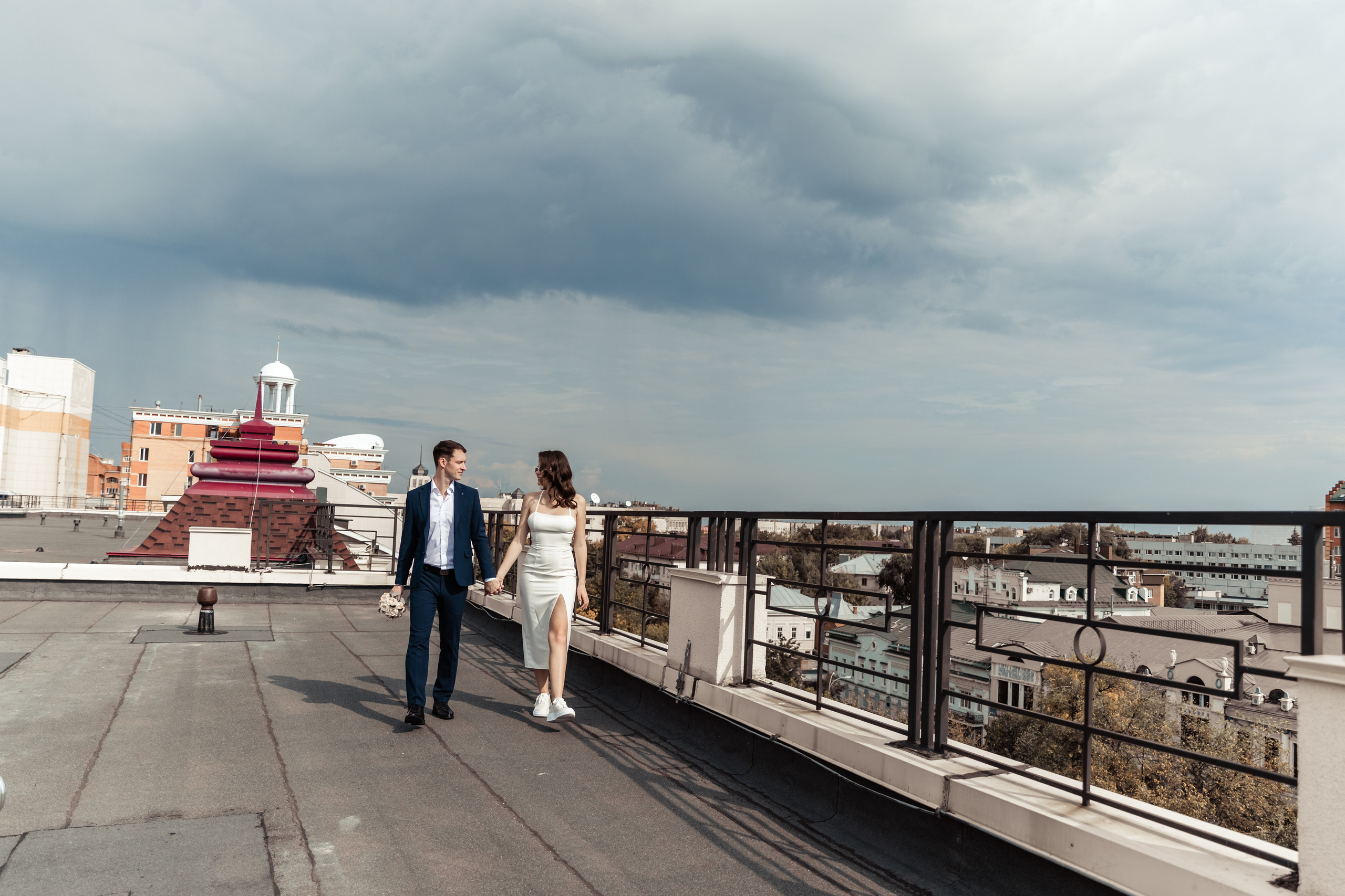 невеста и жених съемка на крыше