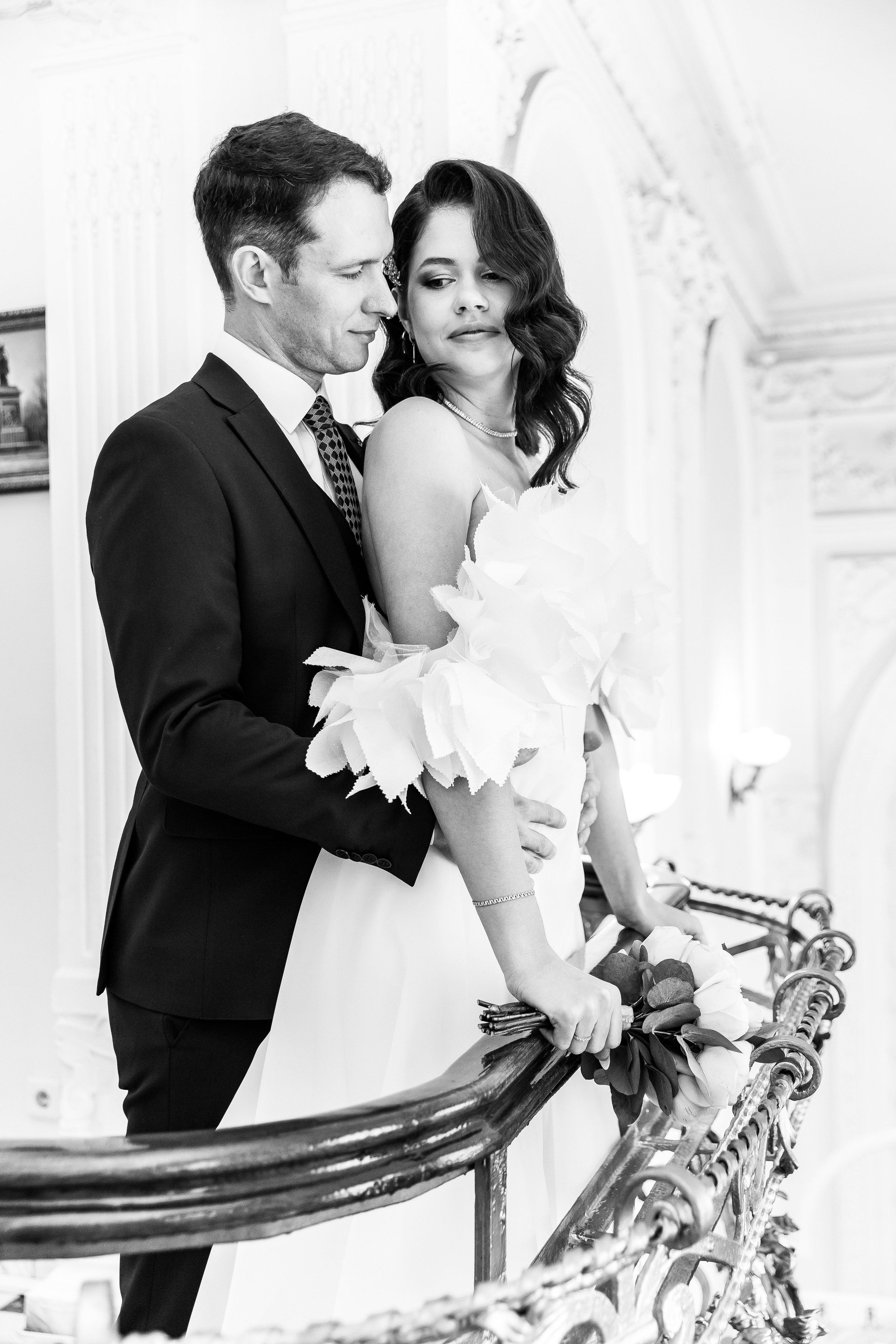 жених томно смотрит на невесту будущую жену 