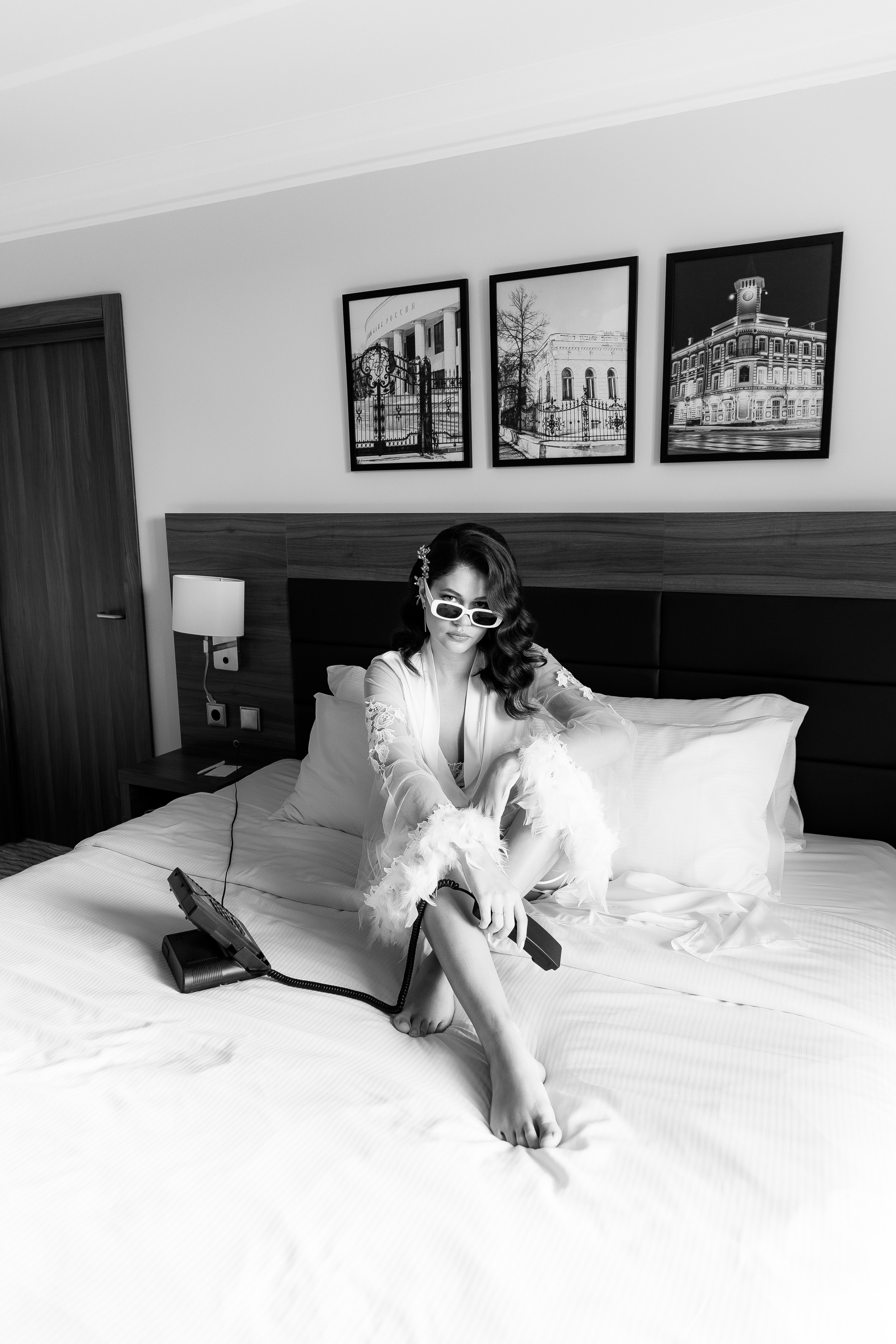 Съемка утро невесты Девушка в пеньюаре с перьями