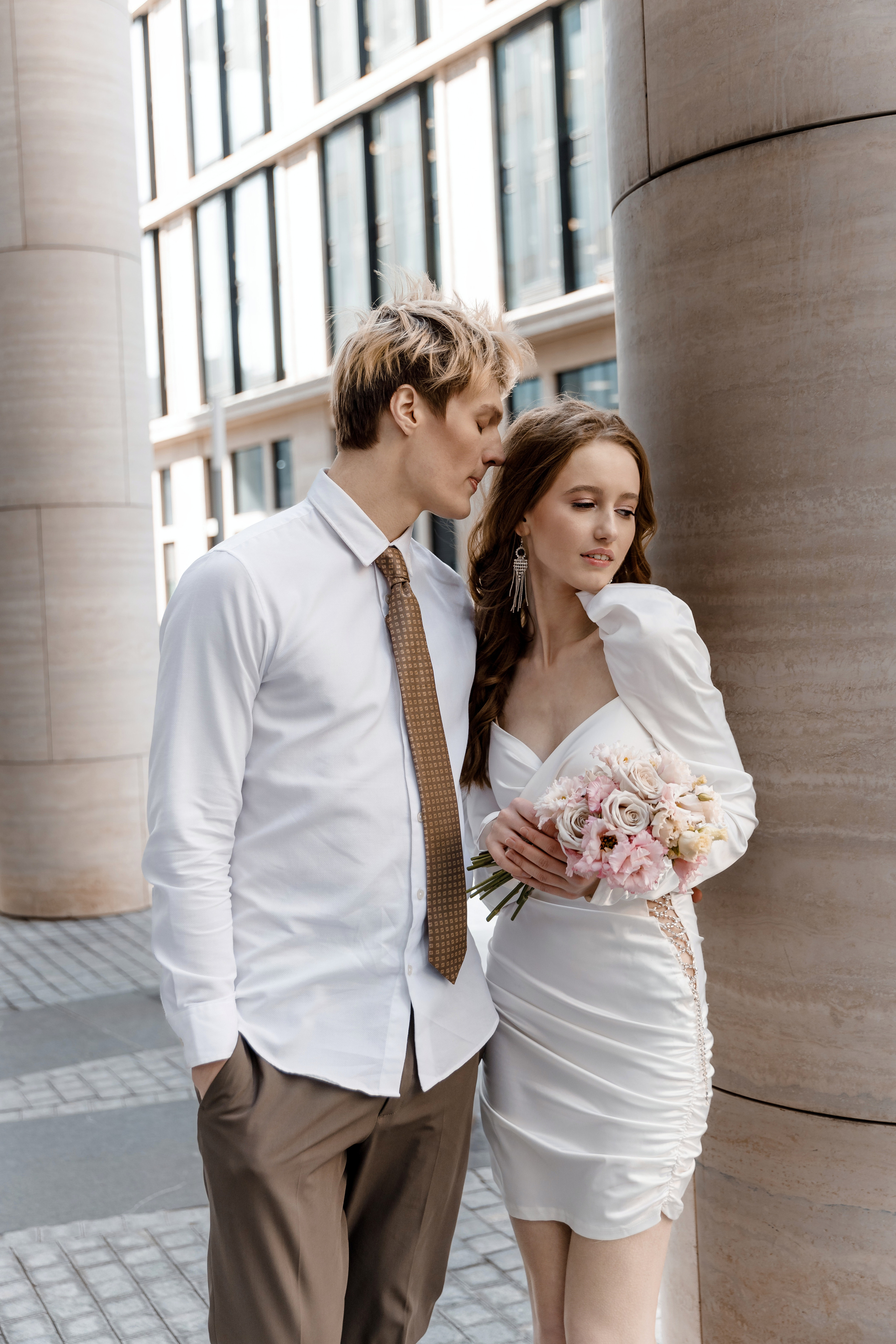 Жених и невеста на фоне башни