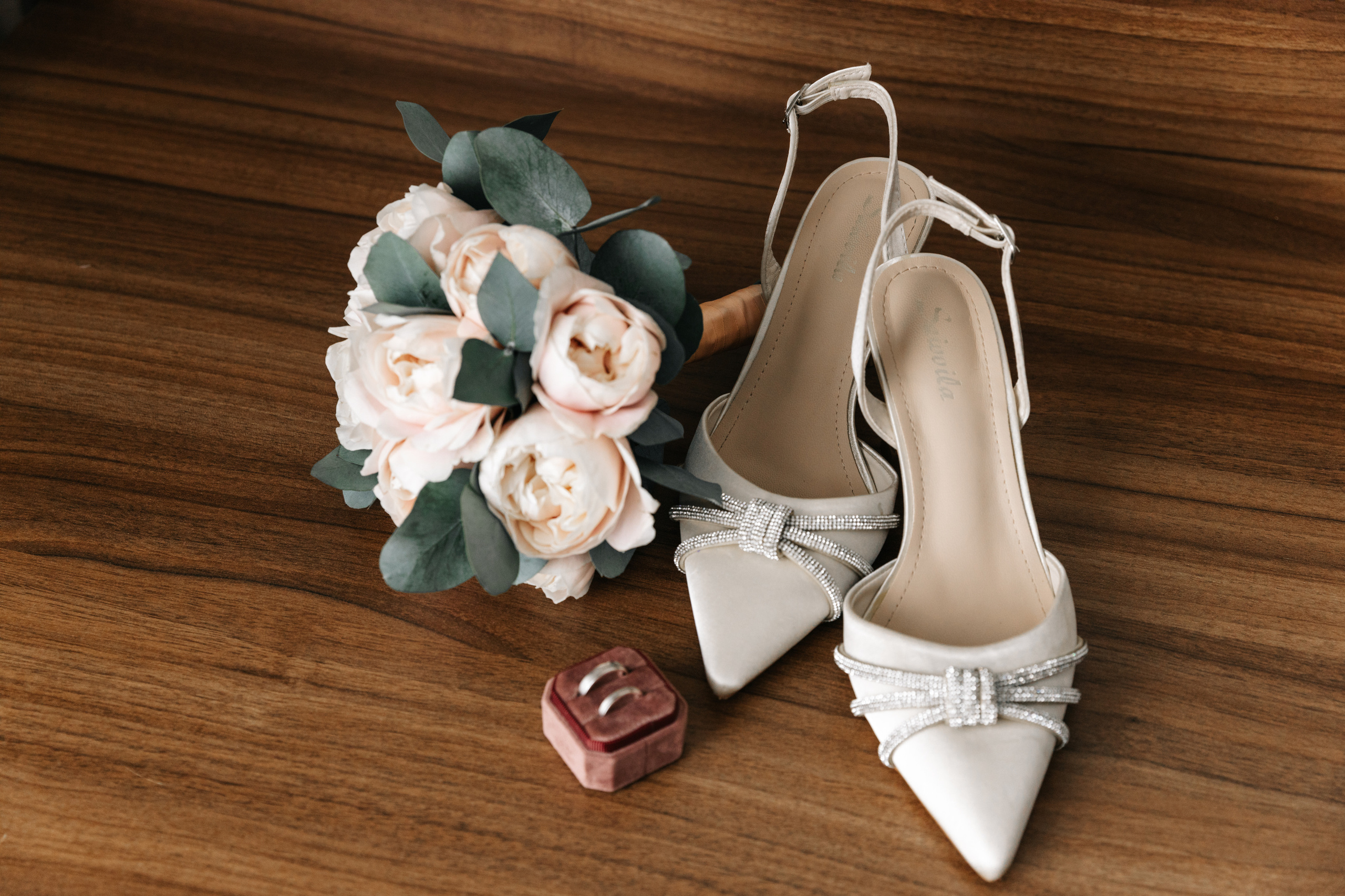 кольца, туфли и цветы - фото 