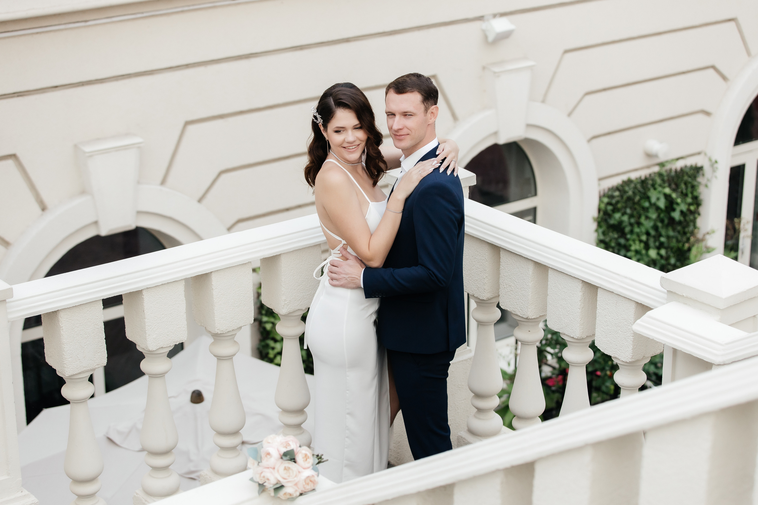 красивая лестница, на которой стоят молодые 