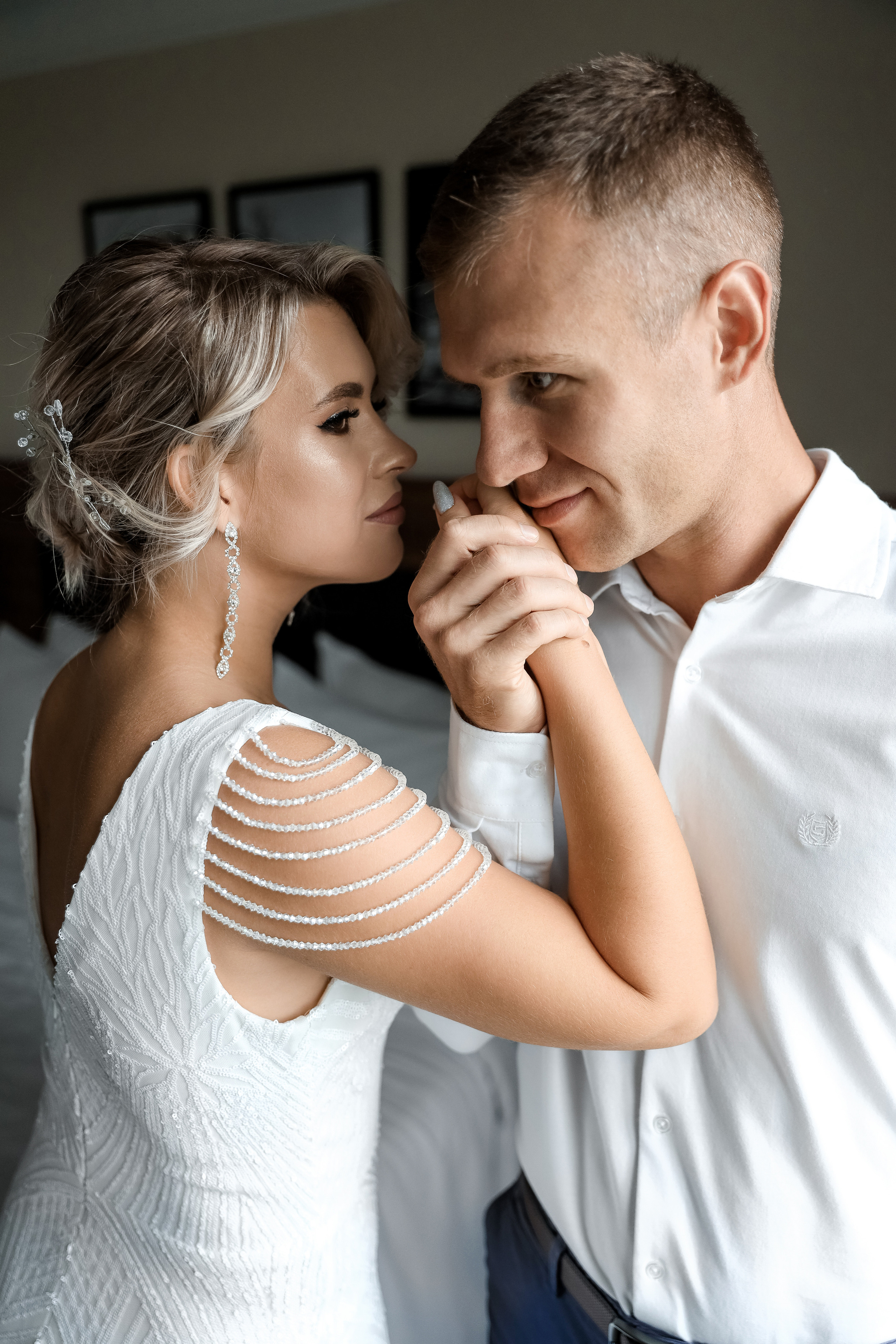 Позы в номере