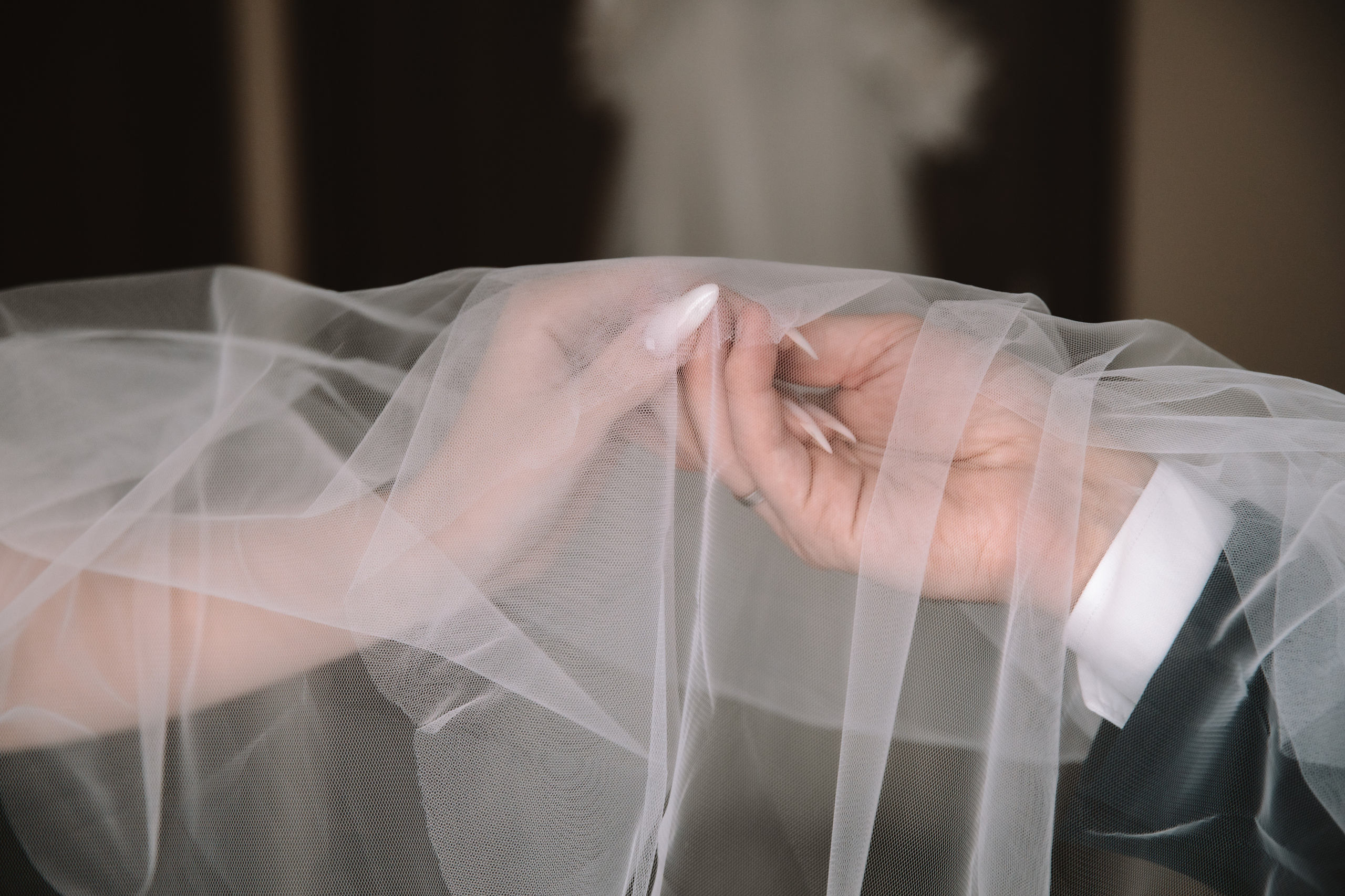 руки молодых под фатой 