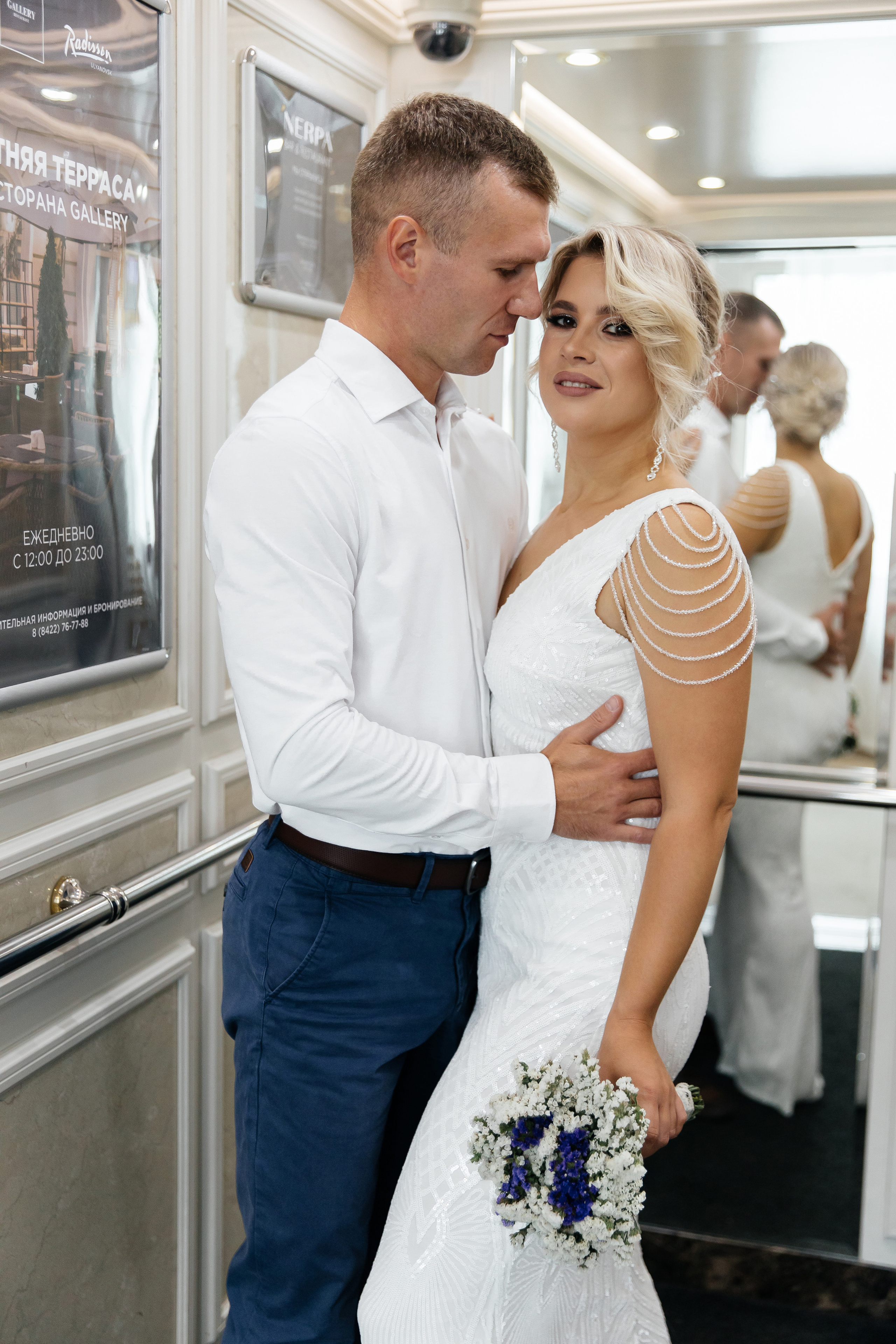  Свадебные позы в лифте 