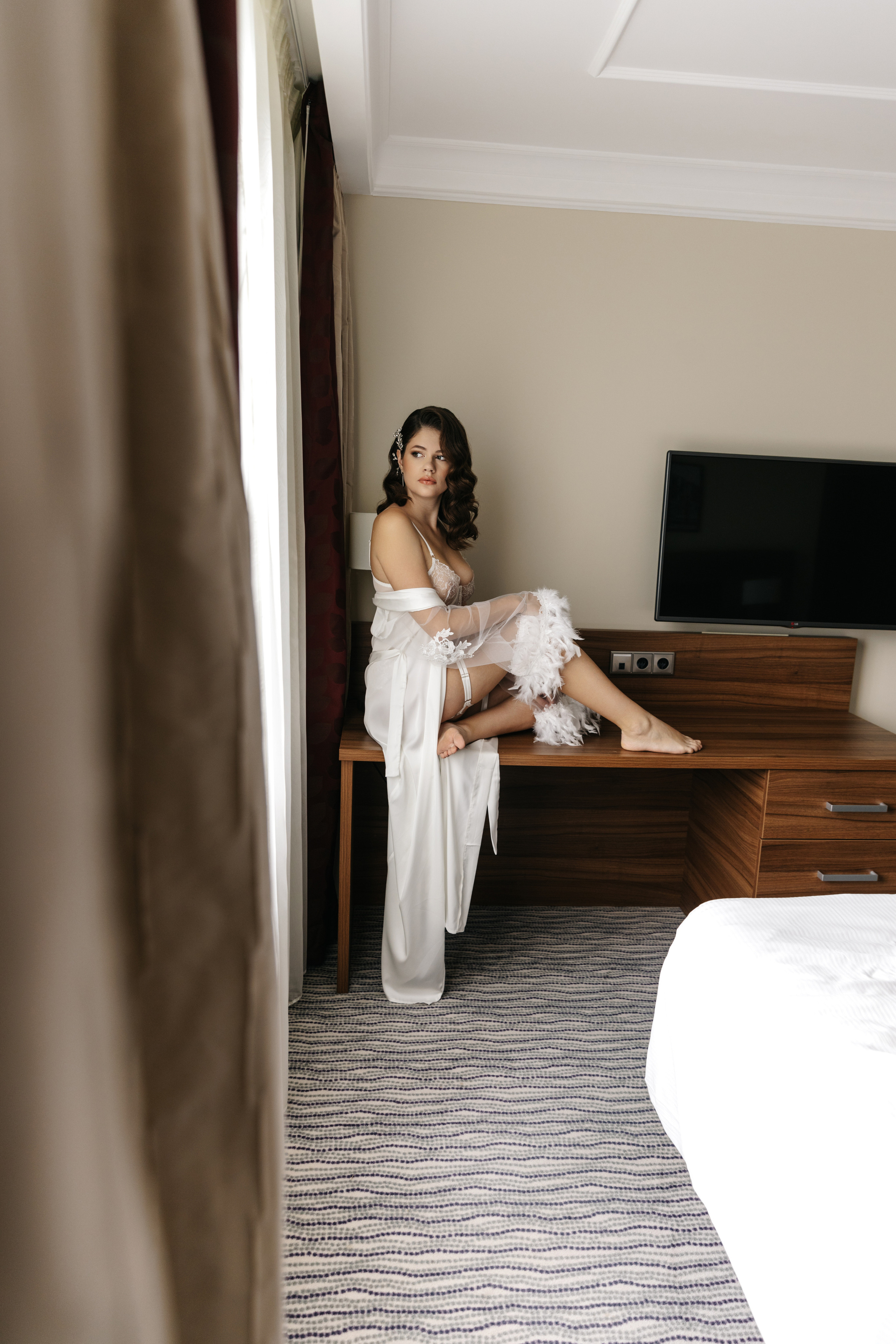 Невеста девушка сидит на столе 