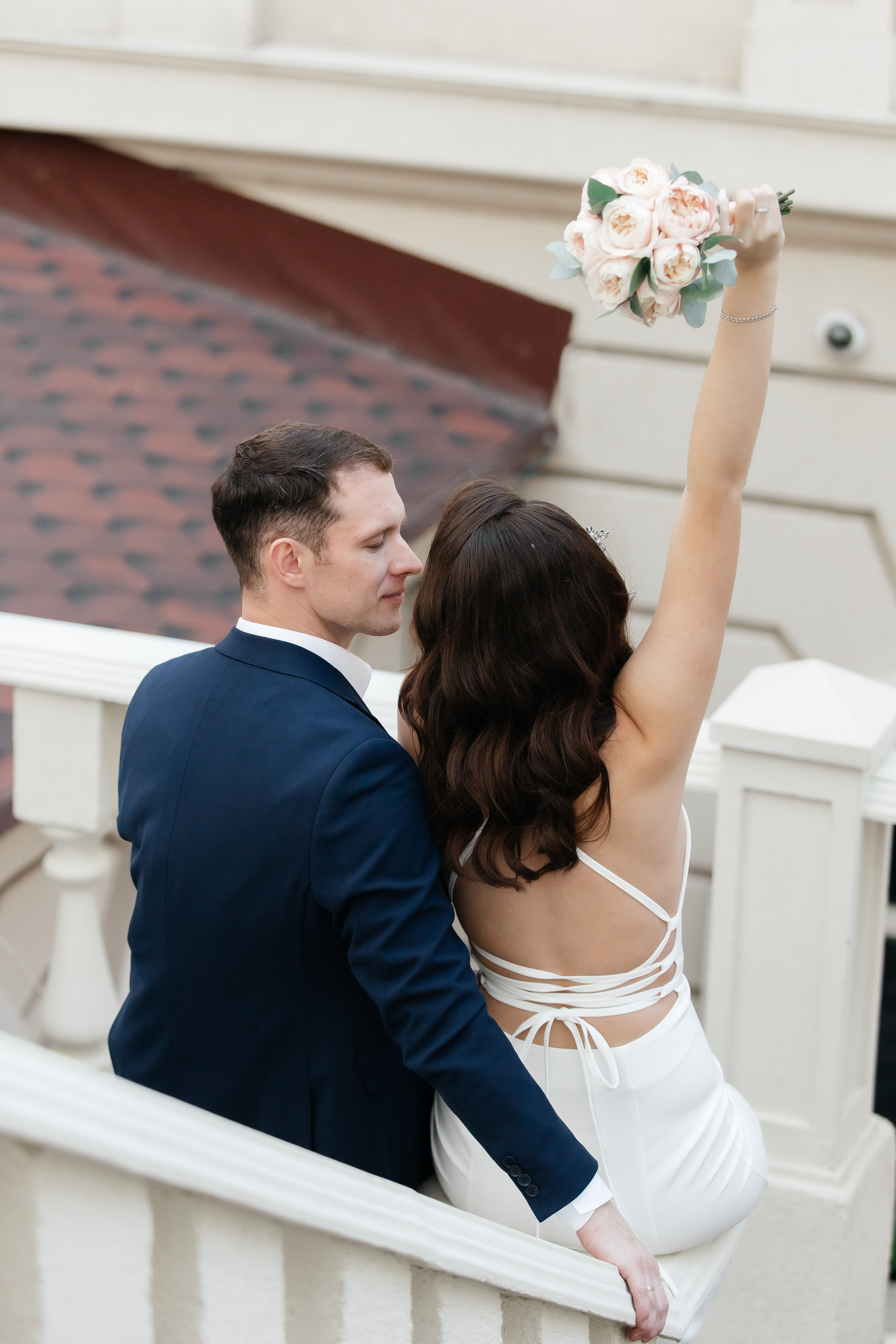 необычный ракурс молодых сзади 