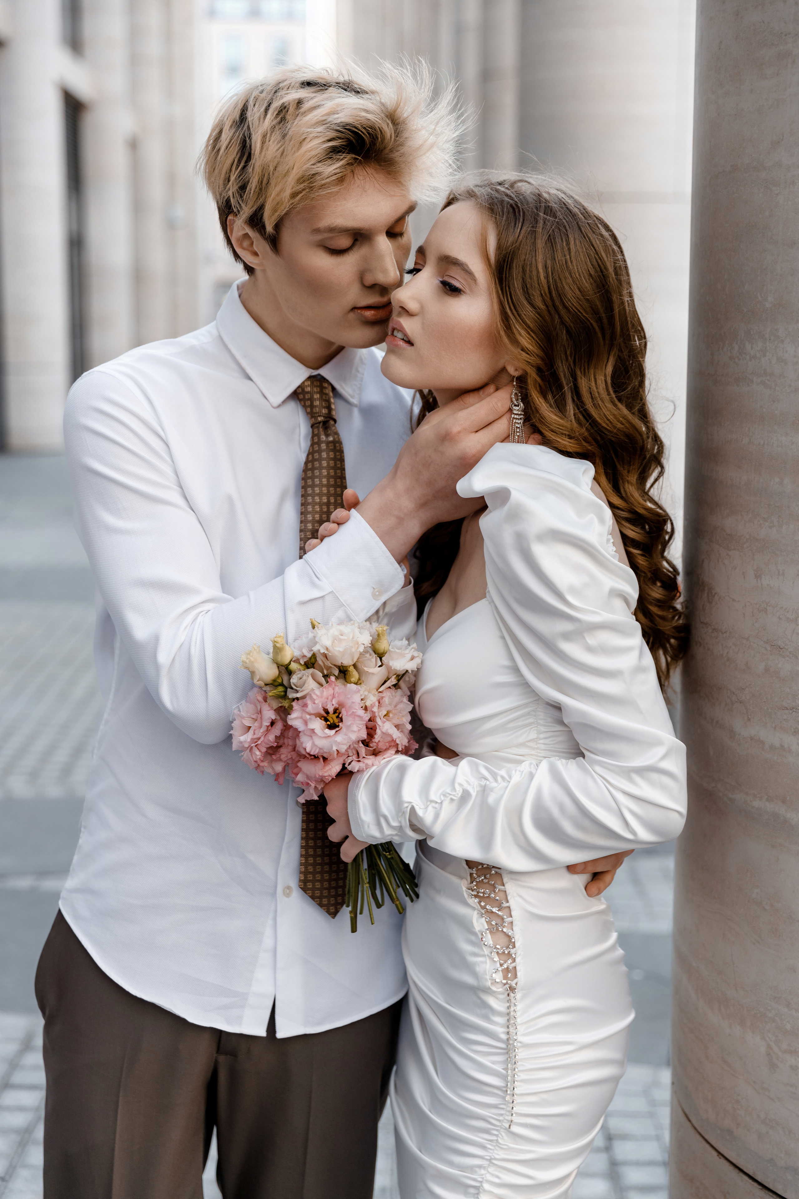 Жених прислонил невесту стене
