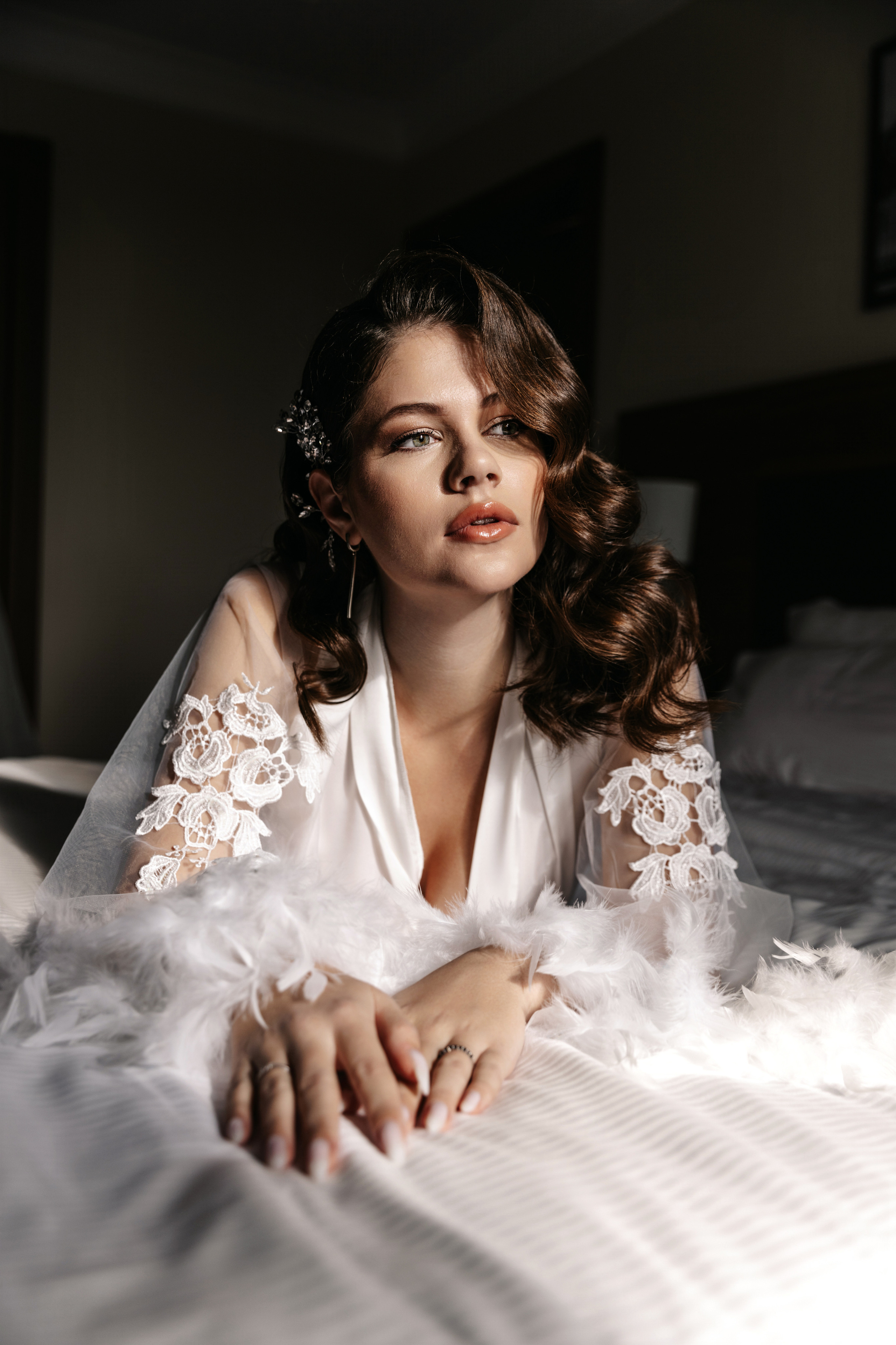 Съемка невесты в солнечный день, свет красиво падает из окна 