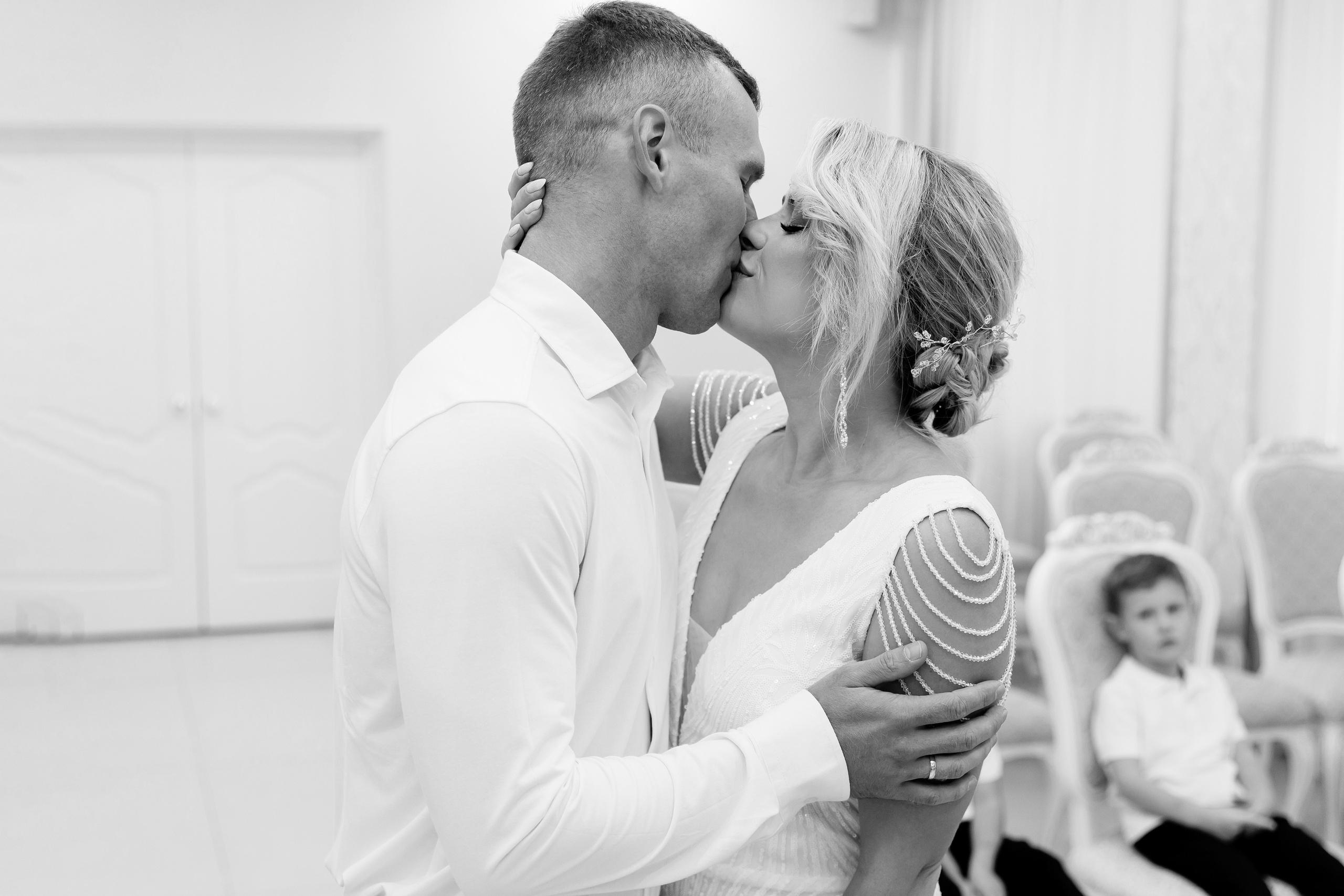 Первый поцелуй молодожёнов красиво