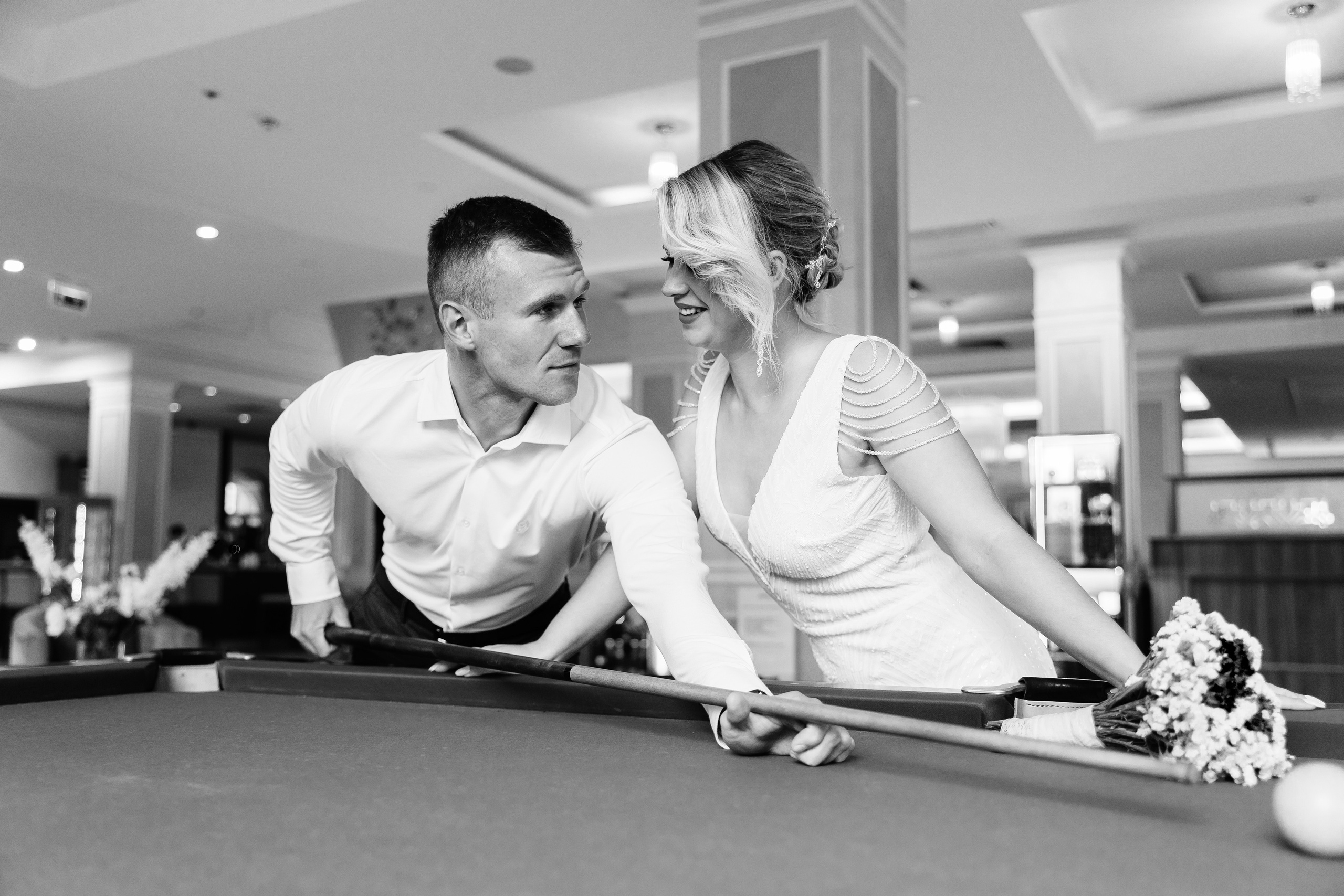 Съёмка свадьбы за бильярдным столом