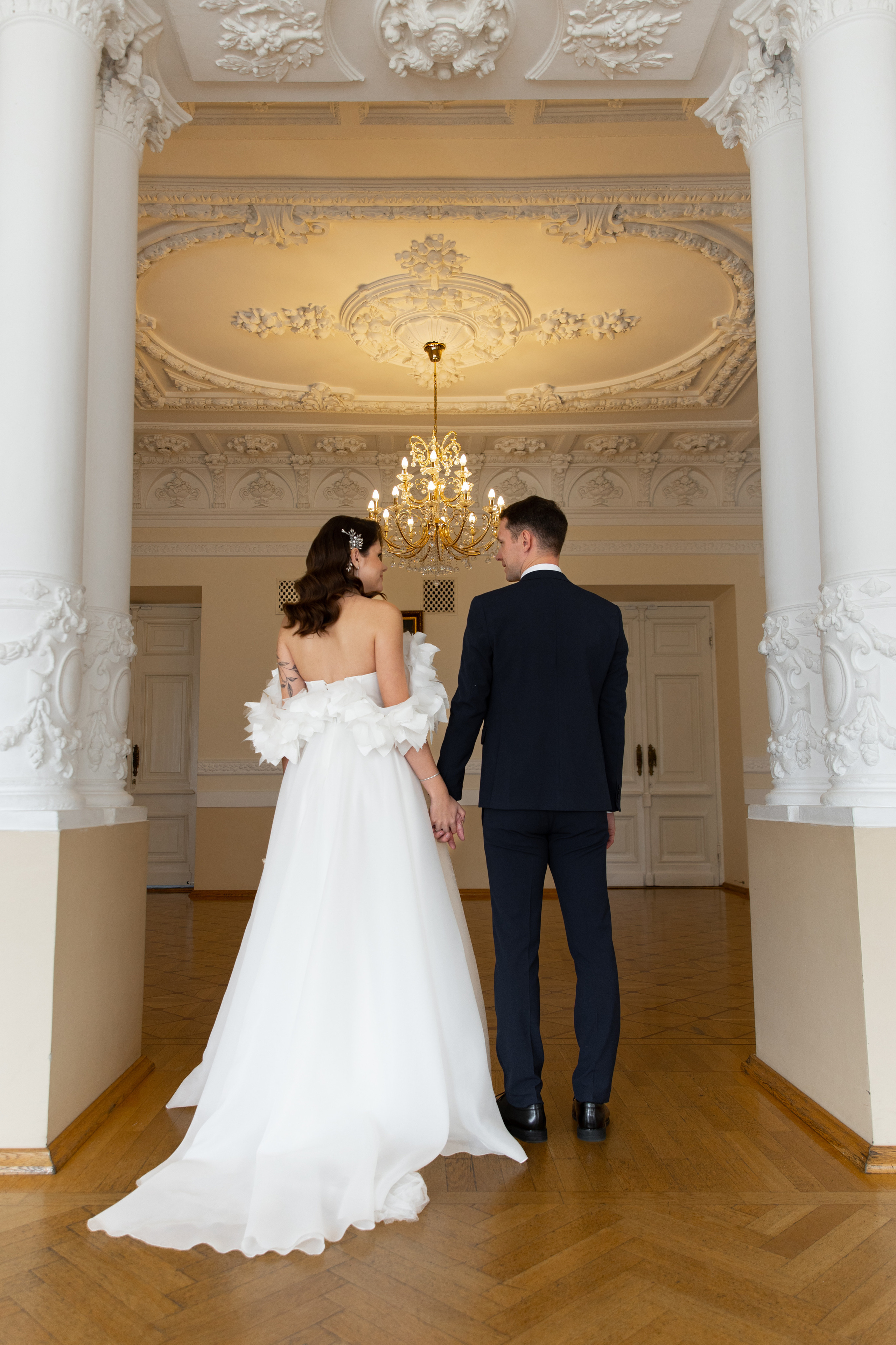 красивое фото в загсе молодые в арке 